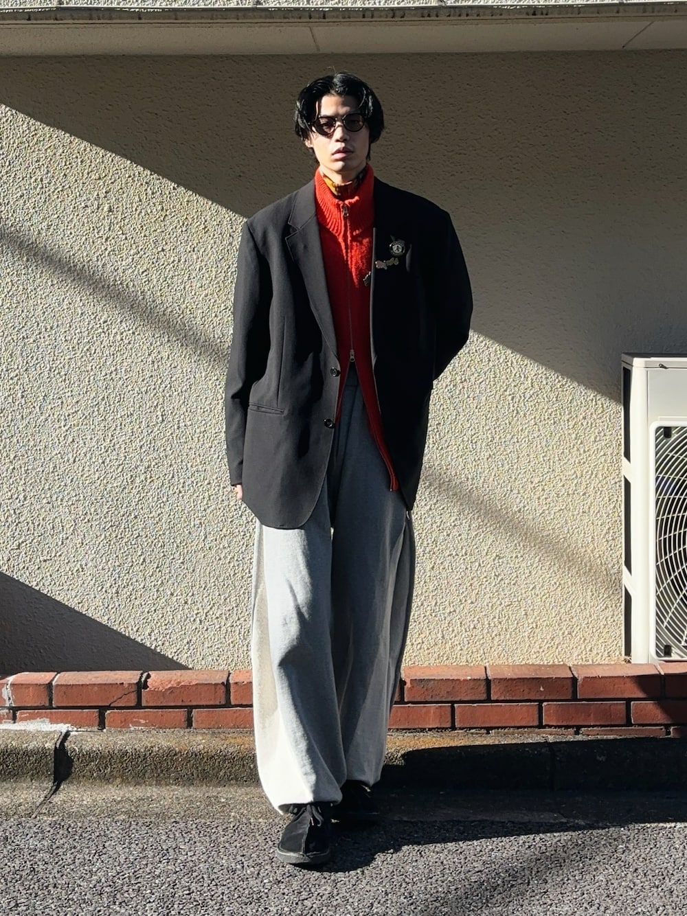 「ハーフジップ、ジャケット、ジャケットスタイル、スウェット、スウェットパンツ、ワラビー、シンプルコーデ、シンプル、ラフ、ラフコーデ、おでかけコーデ、サングラス、ラフスタイル、プチプラ、プチプラコーデ」｜「SINSSのHigh neck drivers knit / ハイネックドライバーズニット（ニット/セーター、オレンジ系）」を使った、Takuya  Kobayashiさん（メンズ・176cm）の冬コーディネートの1枚目の写真
