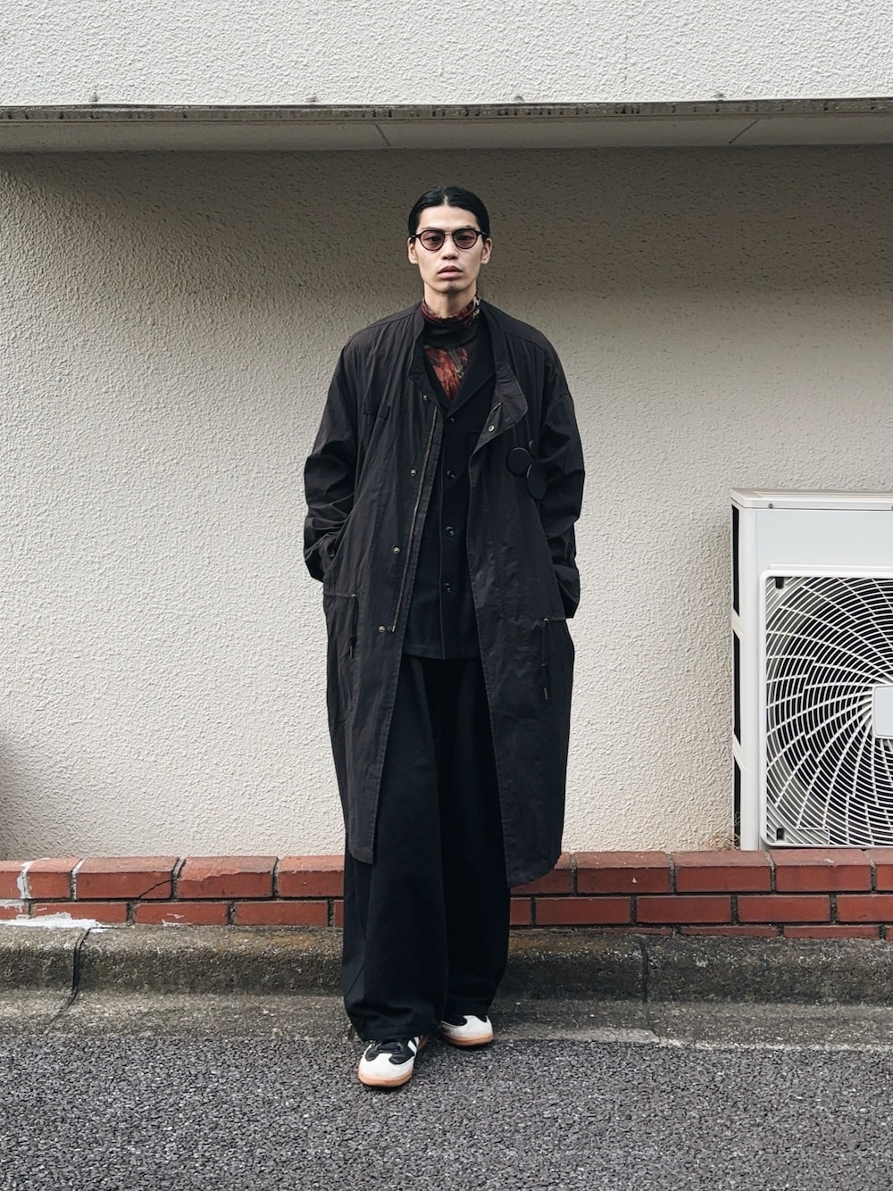 「クリスマスに着たい服、サングラス、冬コーデ、ワントーンコーデ、オールブラック、コート、ワイドパンツ、シンプルコーデ、シンプル、ラフ、ラフコーデ、アディダス、アディダスオリジナルス、スニーカー、スニーカーコーデ」｜「JOHN LAWRENCE SULLIVANのLEATHER BADGES (3PIECES)（バッジ、ブラック系）」を使った、Takuya  Kobayashiさん（メンズ・176cm）の冬コーディネートの1枚目の写真