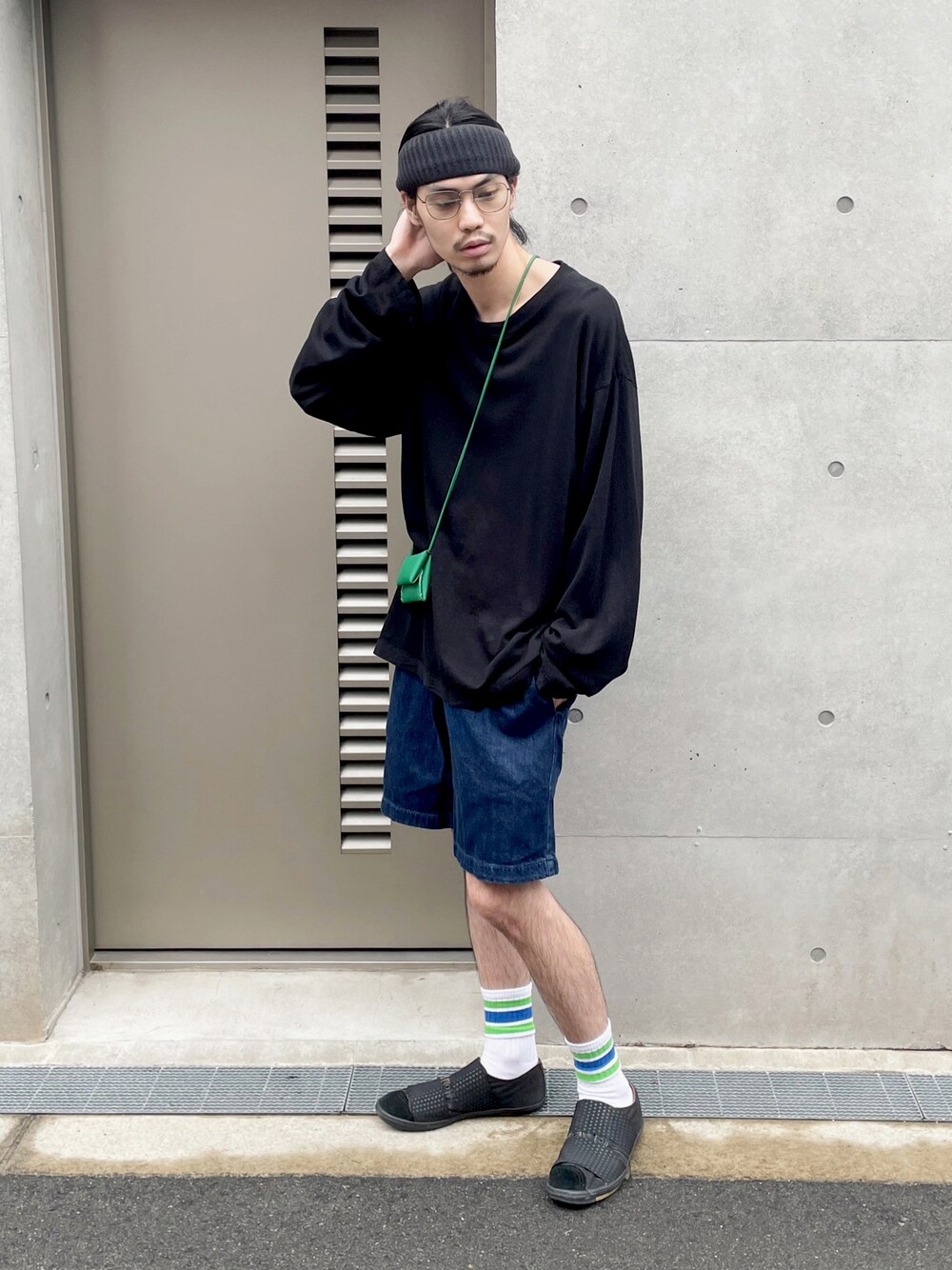「GU、GUコーデ、ハーフパンツ、ロンT、夏コーデ、サングラス、カラーソックス、ミニバッグ、ヘアバンド、カジュアル、リラックススタイル、デニムパンツ、UNIQLO、ブラック、爽やかコーデ」｜「GUのアイテム（パンツ、ブルー系）」を使った、Takuya  Kobayashiさん（メンズ・176cm）の夏コーディネートの1枚目の写真