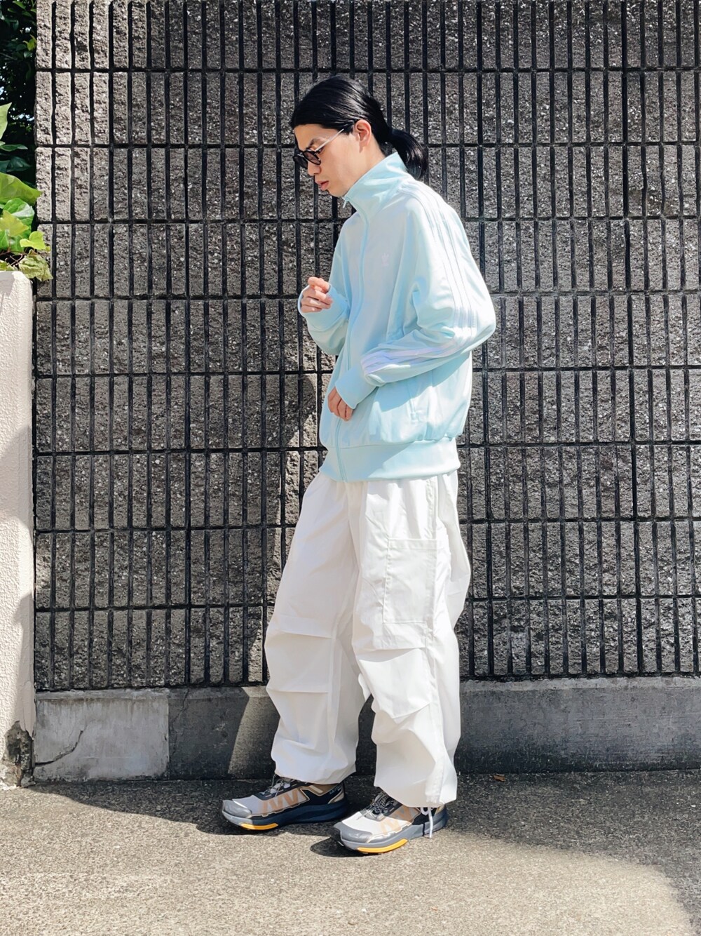 「お出かけコーデ、アディダス、トラックジャケット、サックスブルー、カーゴパンツ、ホワイトパンツ、スニーカー、スニーカーコーデ、スポーツミックス、ラフ、ラフコーデ、休日コーデ、シンプルコーデ、シンプル、ゆるコーデ」｜「Instagram koba052703📝のアイテム（その他、その他）」を使った、Takuya  Kobayashiさん（メンズ・176cm）の春コーディネートの1枚目の写真