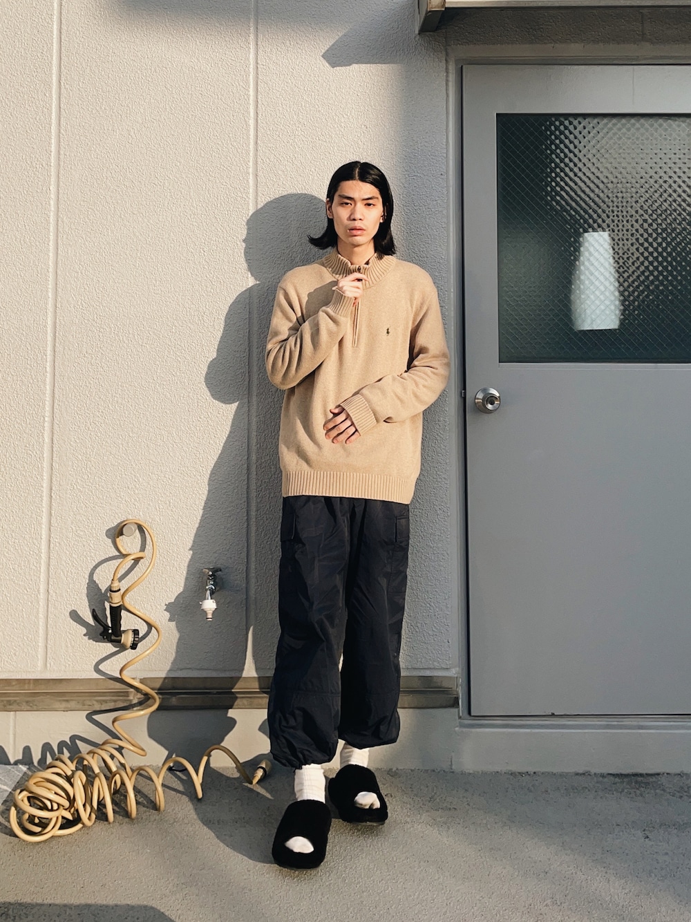 「ハーフジップ、ベージュ、カーゴパンツ、ソックス、サンダルに靴下、サンダル、休日スタイル、ラフ、シンプルコーデ、メンズコーデ、大人コーデ、着回しコーデ、シンプル、ユニクロ、プチプラ」｜「Instagram koba052703📝のアイテム（その他、その他）」を使った、Takuya  Kobayashiさん（メンズ・176cm）の冬コーディネートの1枚目の写真