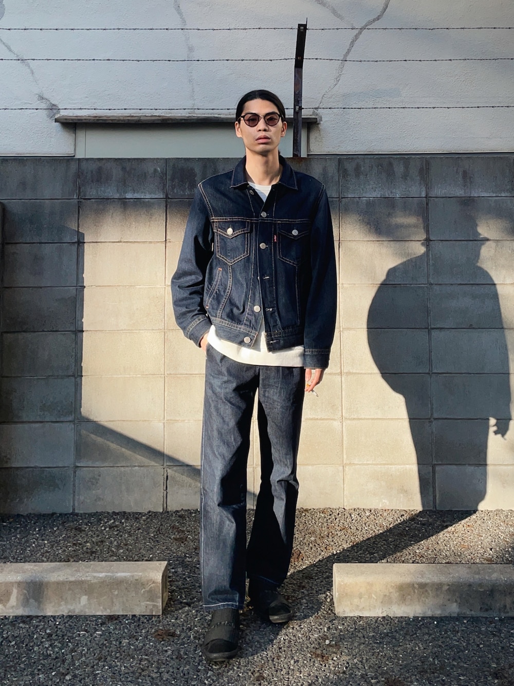 「秋服コーデ、デニム、デニムパンツ、デニムジャケット、デニムコーデ、デニムオンデニム、セットアップ、レイヤードスタイル、スニーカー、スニーカーコーデ、ゆるコーデ、シンプル、サングラス、きれいめカジュアル、レイヤード」｜「Instagram koba052703📝のアイテム（その他、その他）」を使った、Takuya  Kobayashiさん（メンズ・176cm）の秋コーディネートの1枚目の写真