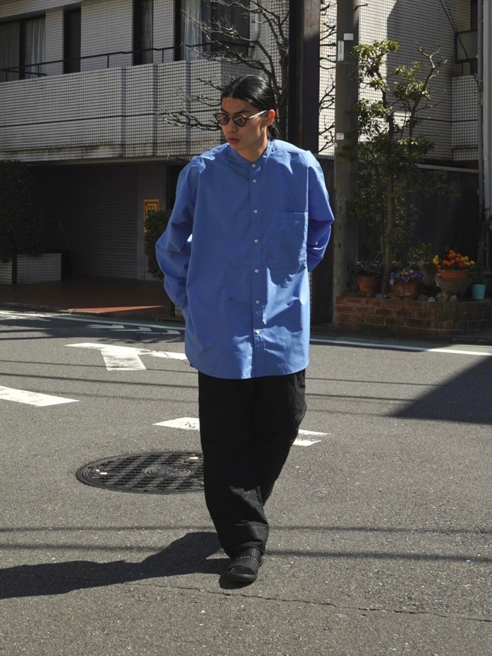 「シャツ、シャツスタイル、サングラス、オーバーサイズ、ビッグシルエット、オーバーオール、ワイドパンツ、スニーカー、スニーカーコーデ、シンプルコーデ、きれいめカジュアル、ラフ、ラフコーデ、休日コーデ、大人コーデ」｜「Instagram koba052703📝のアイテム（その他、その他）」を使った、Takuya  Kobayashiさん（メンズ・176cm）の春コーディネートの1枚目の写真