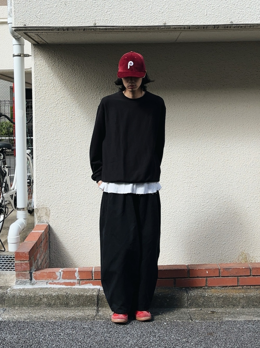 「スポーツミックス、秋コーデ、秋冬コーデ、ノームコア、シンプルコーデ、シンプル、スニーカー、スニーカーコーデ、ラフ、ラフコーデ、アディダス、アディダスオリジナルス、ワイドパンツ、スウェット、ストリートコーデ」｜「Perushuのワイドバルーンパンツ（その他パンツ、ブラック系）」を使った、Takuya  Kobayashiさん（メンズ・176cm）の秋コーディネートの1枚目の写真