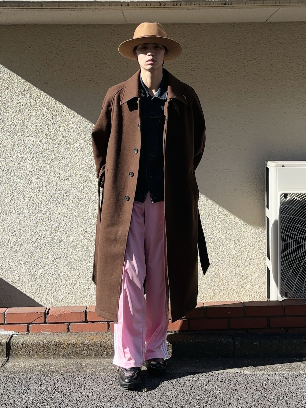 「真冬のあったかスタイル、ハット、デニム、デニムジャケット、ロングコート、トラックパンツ、革靴、きれいめカジュアル、シンプルコーデ、ラフ、ラフコーデ、シンプルスタイル、冬コーデ、大人コーデ、休日スタイル」｜「OVERRIDEのOVERRIDE  FELT FEDORA L.BRIM / オーバーライド（ハット、ブラウン系）」を使った、Takuya  Kobayashiさん（メンズ・176cm）の冬コーディネートの1枚目の写真