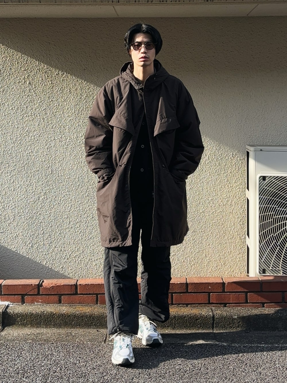 「真冬のあったかスタイル、冬コーデ、ロングコート、ナイロンパンツ、スニーカー、スニーカーコーデ、シンプルコーデ、シンプル、ラフ、ラフコーデ、きれいめカジュアル、大人カジュアル、ラフスタイル、カジュアルコーデ、アウター」｜「BASISBROEKのBASISBROEK/バージスブルック GREAT/グレイト/ステンカラーコート（ステンカラーコート、ブラック系）」を使った、Takuya  Kobayashiさん（メンズ・176cm）の冬コーディネートの1枚目の写真