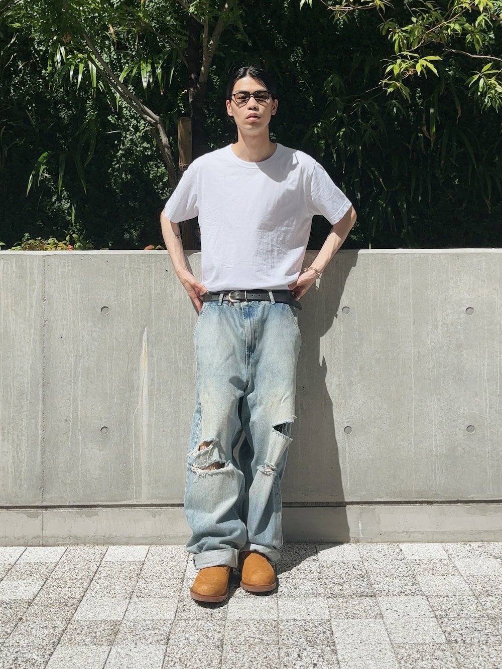 「夏ルックで気分アップ、デニム、サングラス、デニムパンツ、プチプラ、プチプラコーデ、ブーツ、ダメージデニム、ダメージデニムパンツ、シンプルコーデ、シンプル、シンプルスタイル、ラフ、ラフコーデ、ラクチンコーデ」｜「Timberlandのメンズ 6インチ ウォーター レジスタント ブーツ - ウィート（ブーツ、ベージュ系）」を使った、Takuya  Kobayashiさん（メンズ・176cm）の夏コーディネートの1枚目の写真