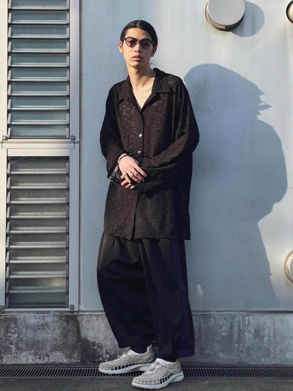 「休日スタイル、カジュアルコーデ、シンプルコーデ、大人コーデ、オールブラック、ブラックコーデ、サンダル、シャツスタイル、きれいめカジュアル、オーバーサイズ、古着、古着MIX、シンプル」｜「KEENのアイテム（サンダル、グレー系）」を使った、Takuya  Kobayashiさん（メンズ・176cm）の春コーディネートの1枚目の写真
