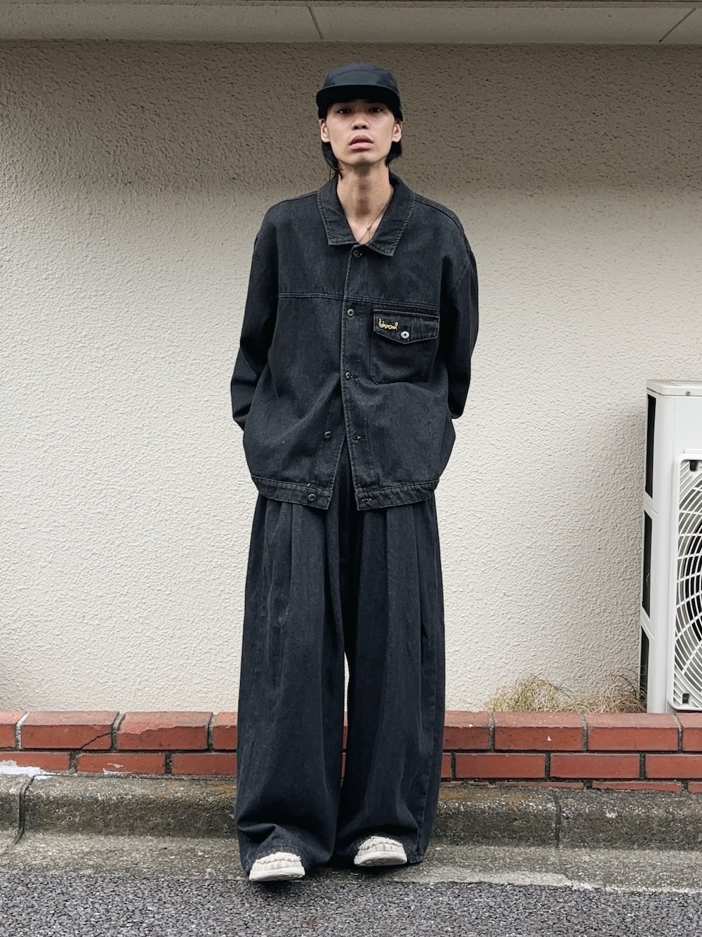 「秋っぽコーデ更新中、キャップ、デニム、デニムパンツ、デニムジャケット、デニムコーデ、セットアップ、サンダル、秋コーデ、シンプルコーデ、シンプル、ラフ、ラフコーデ、おでかけコーデ、今日のコーデ」｜「BLESSのSTYLEFREE PIN（バッジ、ゴールド系）」を使った、Takuya  Kobayashiさん（メンズ・176cm）の秋コーディネートの1枚目の写真