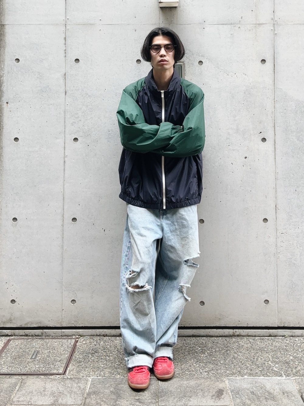 「UNIQLO、ZARA、プチプラ、プチプラコーデ、デニム、デニムパンツ、ワイドデニム、スニーカー、スニーカーコーデ、ストリート、ストリートコーデ、シンプルコーデ、ラフ、ラフコーデ、さらっと晴れやかスナップ」｜「UNIQLOのポケッタブルプルオーバー（ブルゾン、グリーン系）」を使った、Takuya  Kobayashiさん（メンズ・176cm）の夏コーディネートの1枚目の写真