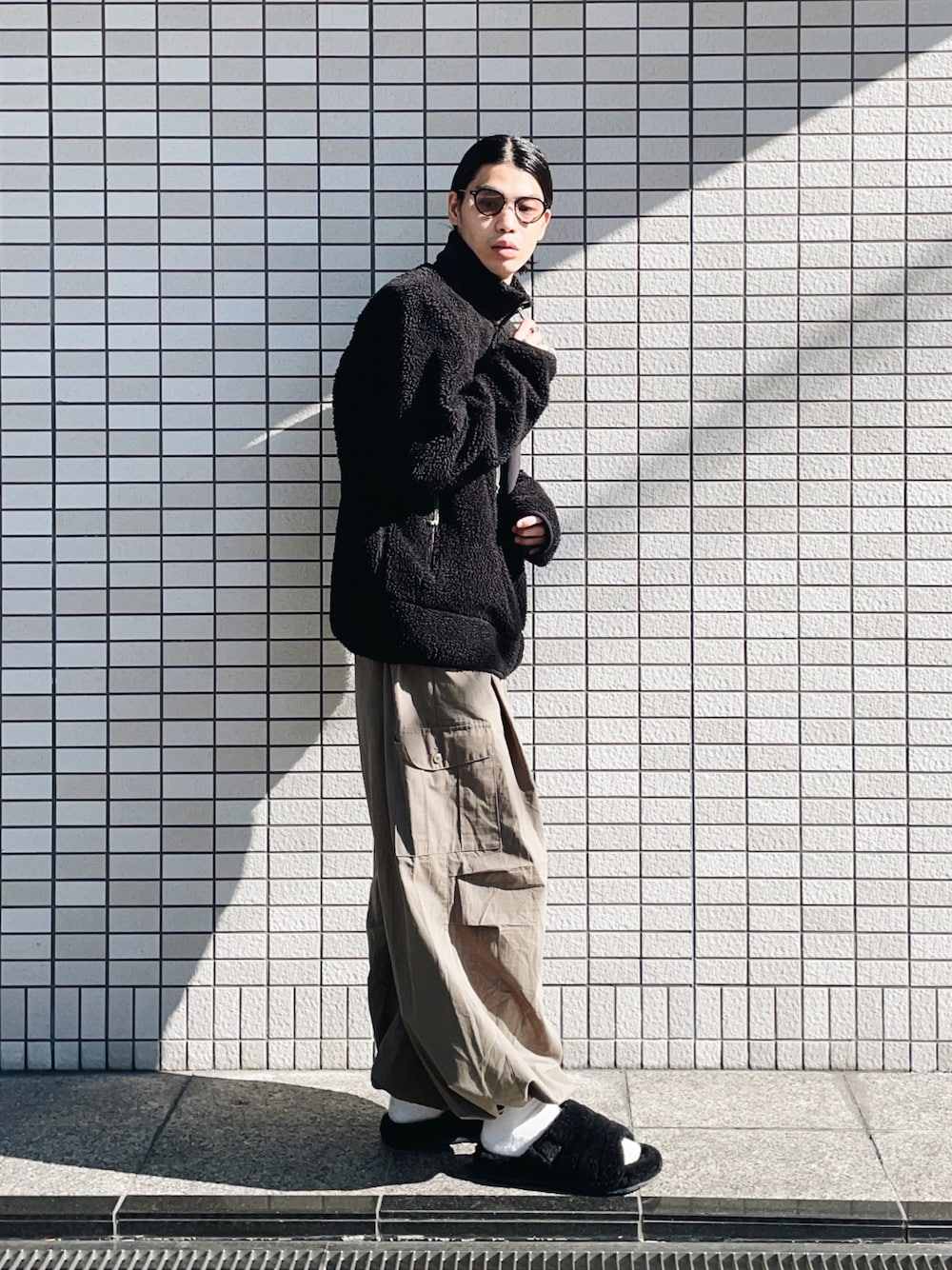 「オーバーサイズ、パタゴニア、アウトドアスタイル、アメカジ、カーゴパンツ、サンダル、サンダルに靴下、秋服コーデ、シンプルコーデ、きれいめカジュアル、ラフコーデ、古着、古着MIX、カーキ、フリース」｜「Instagram koba052703📝のアイテム（その他、その他）」を使った、Takuya  Kobayashiさん（メンズ・176cm）の秋コーディネートの1枚目の写真