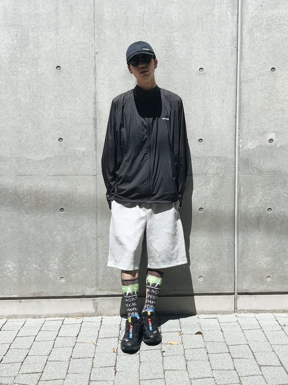 「夏ルックで気分アップ、キャップ、ジャンパー、ハーフパンツ、ショートパンツ、ソックス、スニーカー、サングラス、スニーカーコーデ、シンプルコーデ、シンプル、シンプルスタイル、ラフ、ラフコーデ、ラフスタイル」｜「FREAK'S STOREの限定展開 SALOMON/サロモン SHAKEout FLY Men's Wind Jacket / LC2420100（ブルゾン、ブラック系）」を使った、Takuya  Kobayashiさん（メンズ・176cm）の夏コーディネートの1枚目の写真