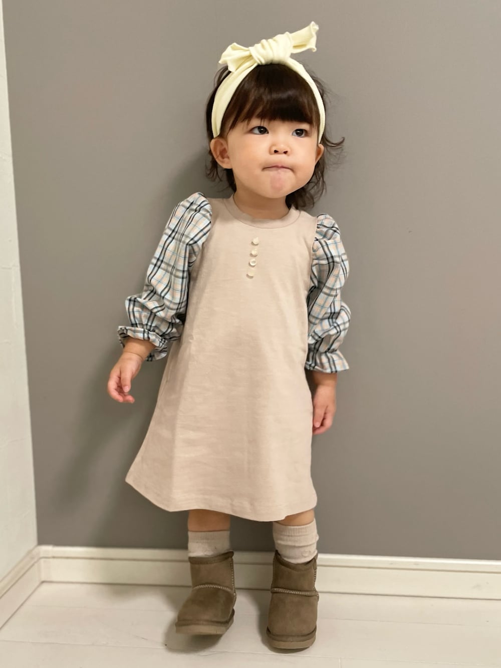 「秋冬コーデ、ワンピース、チェック、シンプルコーデ、赤ちゃんコーデ、ムートンブーツ、Branshes、ブランシェス」｜「BRANSHESのチェック/ギンガムチェック袖ボリュームワンピース（ワンピース、ピンク系）」を使った、kii_memeさん（キッズ・140cm）の秋コーディネートの1枚目の写真