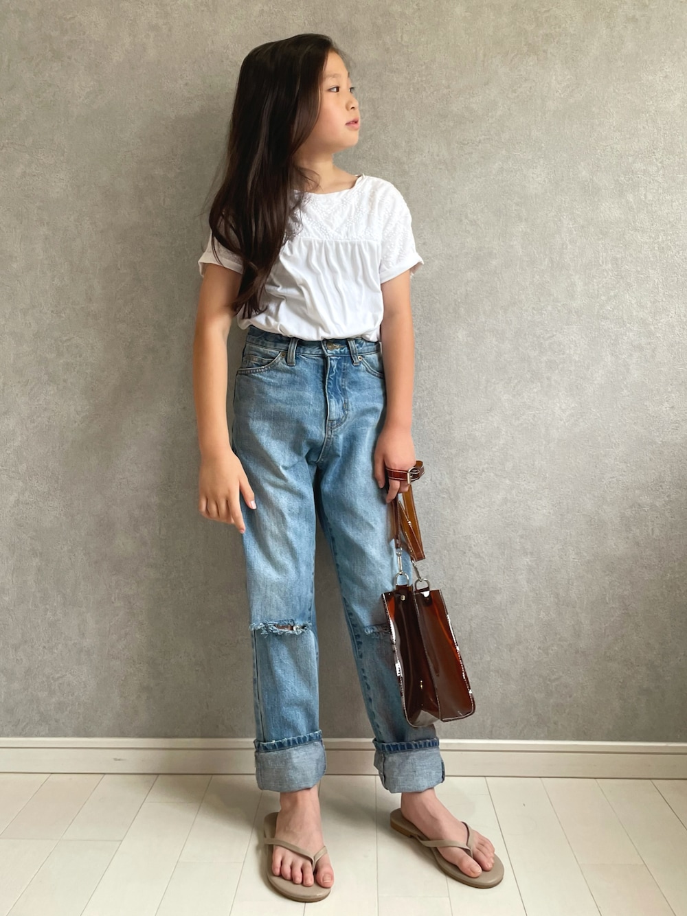 「デニムパンツ、タックイン、夏コーデ、サンダル、クリアバッグ、ビーチサンダル、白Tシャツ、カジュアルコーデ、ショルダーバッグ」｜「ZARAのアイテム（トップス、ホワイト系）」を使った、kii_memeさん（キッズ・130cm）の夏コーディネートの1枚目の写真