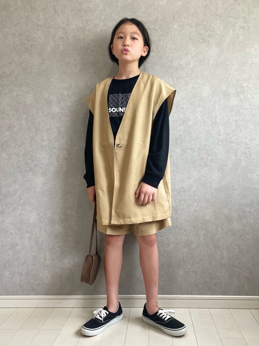 「夏コーデ、秋コーデ、カジュアルコーデ、セットアップ、ベスト、ハーフパンツ、VANS、ロンT、ロゴT、ショートパンツ、シンプルコーデ、ベージュ、Branshes」｜「forksy.のリネンライクセットアップ ベスト＆センタープレスショートパンツ（2点セット）（セットアップ、ベージュ系）」を使った、kii_memeさん（キッズ・140cm）の夏コーディネートの1枚目の写真