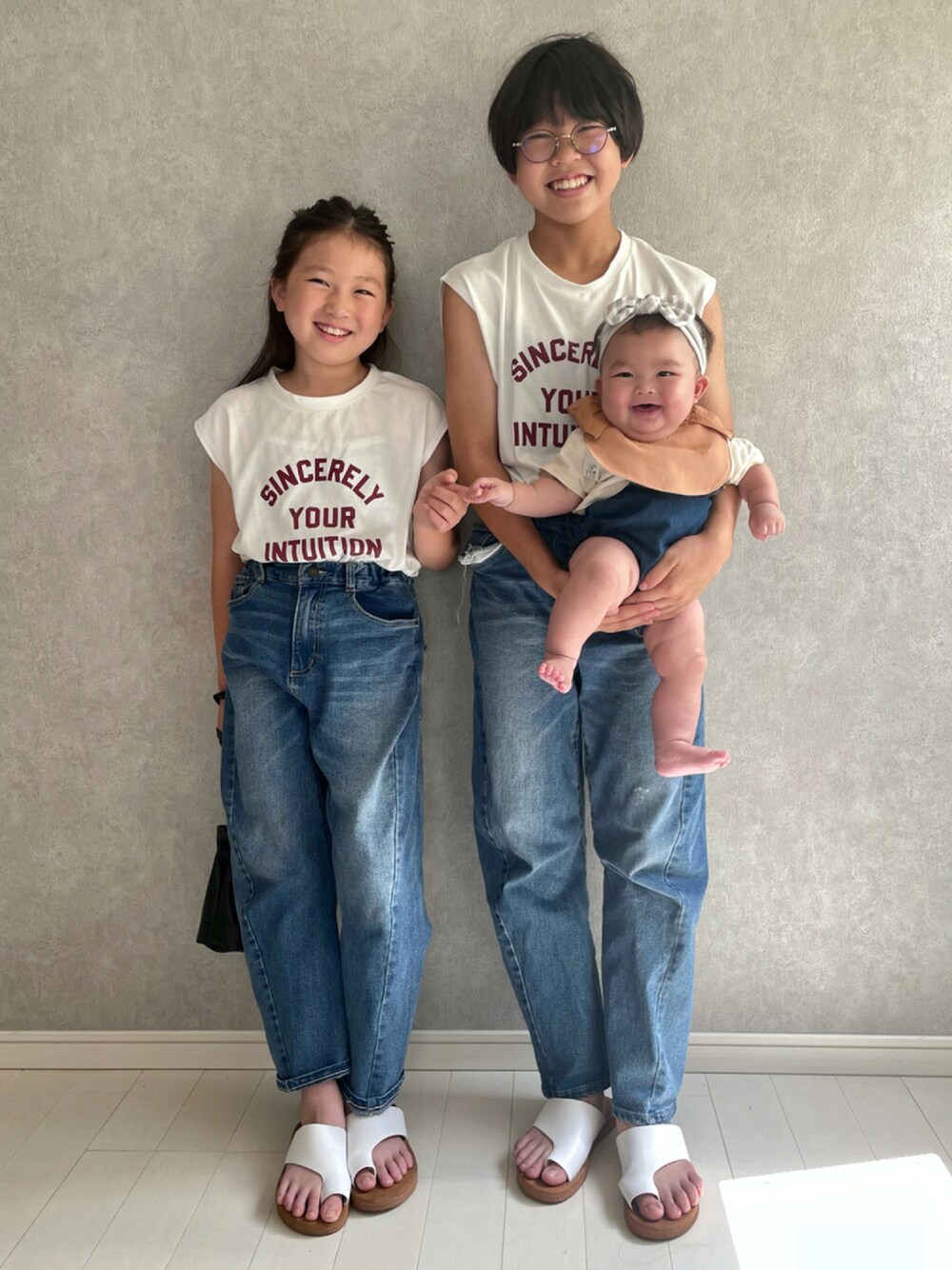 ホワイト系のTシャツ/カットソー、ホワイト系のTシャツ/カットソー、ブルー系のデニムパンツを着用したキッズの夏コーディネートの1枚目の写真