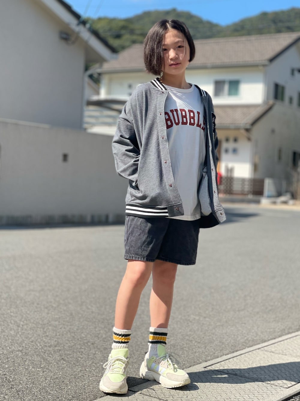 「休日コーデ、秋コーデ、スタジャン、ハーフパンツ、カジュアルコーデ、ストリート、ロゴT、パンツスタイル、モノトーン、デニム、シンプルコーデ、ワントーンコーデ、スニーカー、ジャケットスタイル」｜「BRANSHESのスタジャン風ジャケット（スタジャン、グレー系）」を使った、kii_memeさん（キッズ・140cm）の秋コーディネートの1枚目の写真
