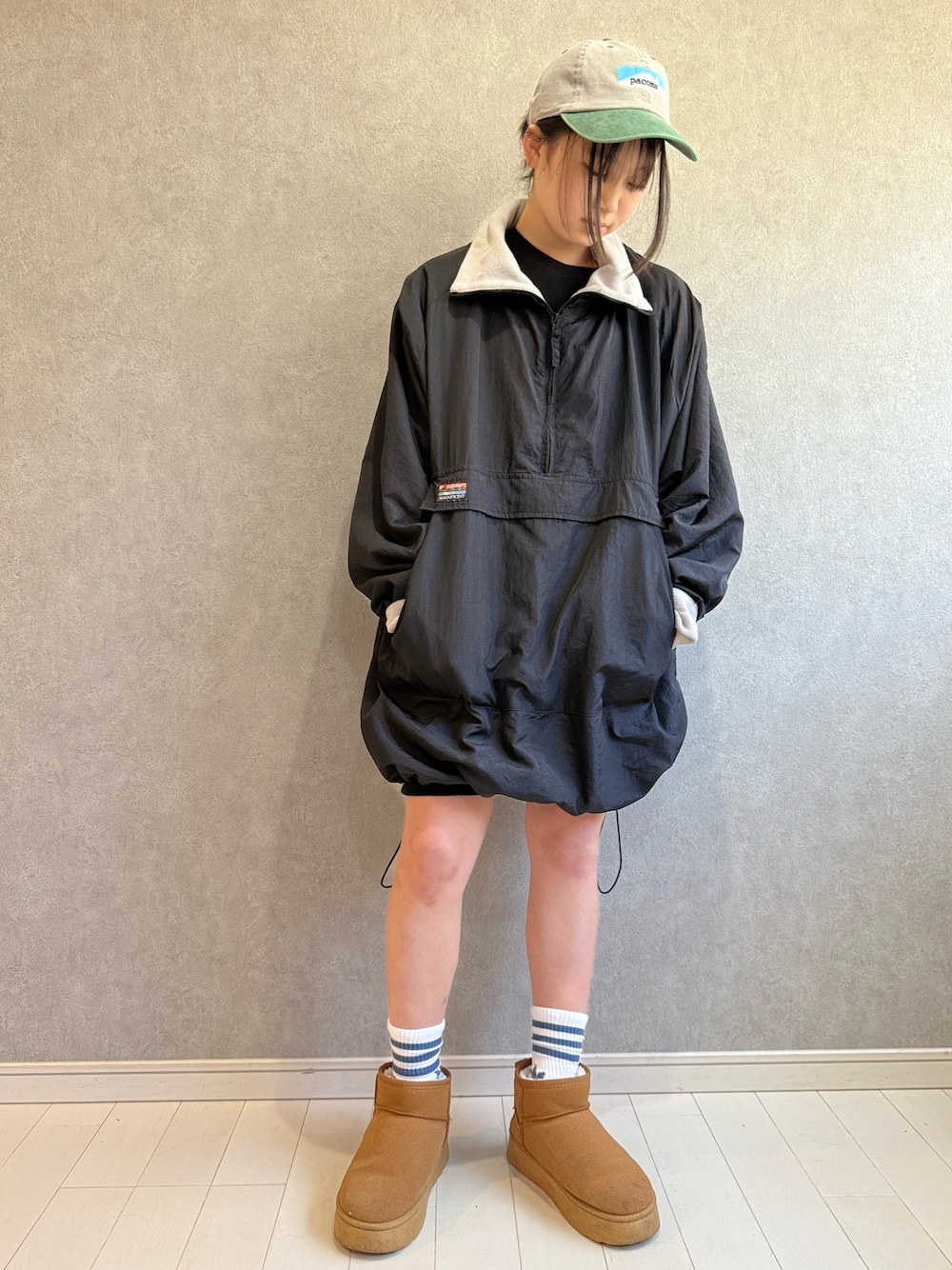 「真冬のあったかスタイル、ボアジャケット、ストリート、ハーフジップ、ハーフパンツ、ムートンブーツ、キャップ、シンプルコーデ、スポーツミックス、adidas、pacoma、PR」｜「INNOCENTの【PaCoMa/パコマ】6Panel Twill Cap『Home』（キャップ、グレー系）」を使った、kii_memeさん（キッズ・151cm）の冬コーディネートの1枚目の写真