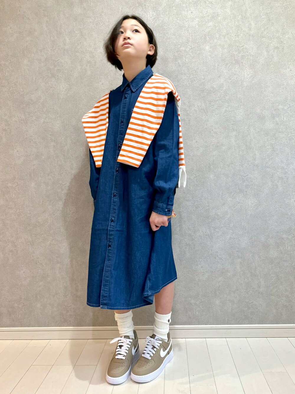 「休日スタイル、カジュアルコーデ、着回しコーデ、ボーダー、スニーカー、ワンピース、デニム、NIKE、オレンジ、春色、春コーデ、Branshes、肩掛け、ビビッドカラー、スカート」｜「NAUTICAの【NAUTICA/ノーティカ】長袖シャツワンピース（ワンピース、ブルー系）」を使った、kii_memeさん（キッズ・145cm）の冬コーディネートの1枚目の写真