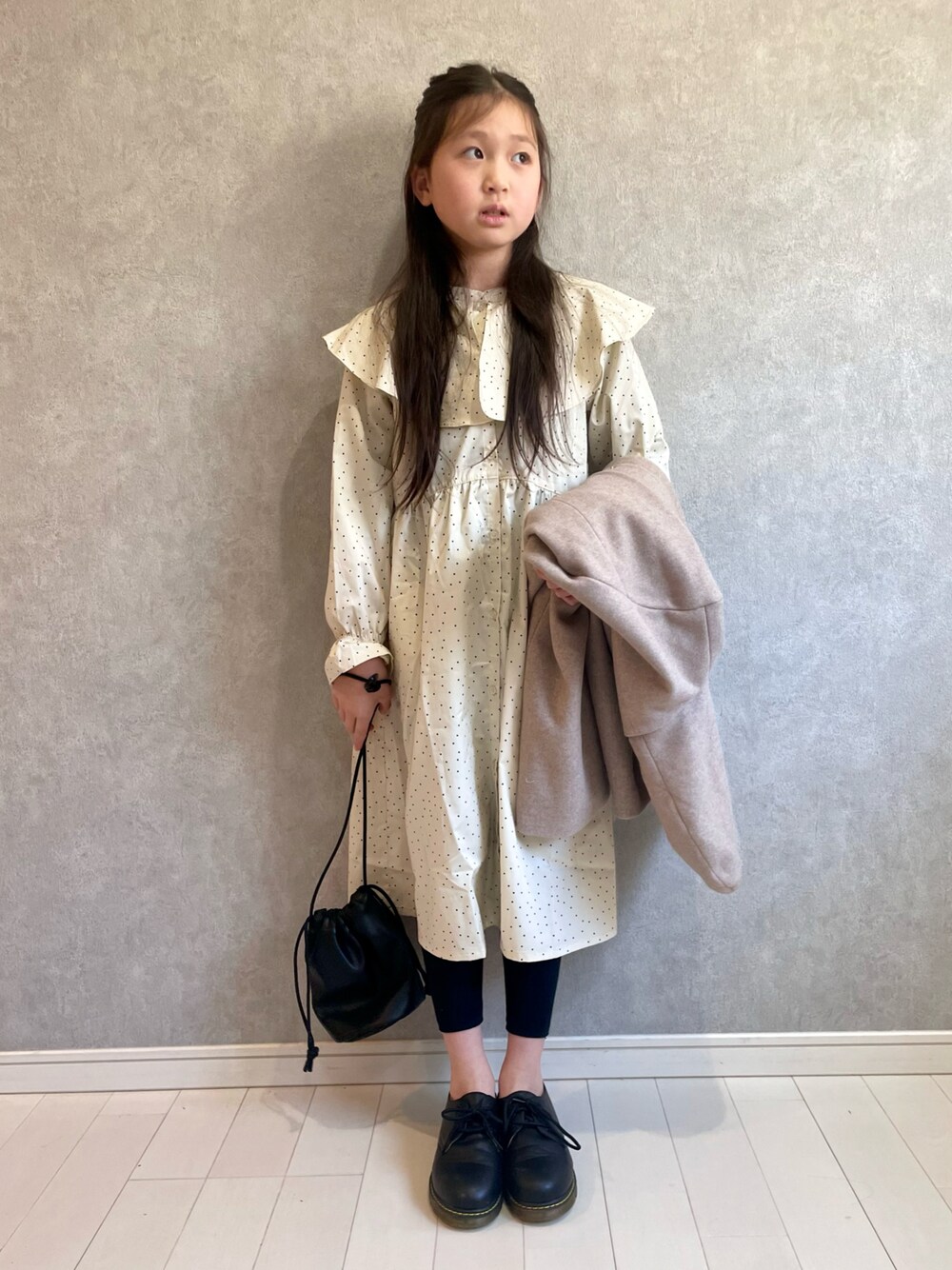 「キッズファッション、春コーデ、ドット、ワンピース、ワントーンコーデ、プチプラ、ビッグカラー、休日スタイル、巾着バッグ、Branshes、私の推しブランド、GLOBAL WORK、冬コーデ」｜「BRANSHESのビック襟付きドット柄ワンピース（ワンピース、ベージュ系）」を使った、kii_memeさん（キッズ・136cm）の冬コーディネートの1枚目の写真