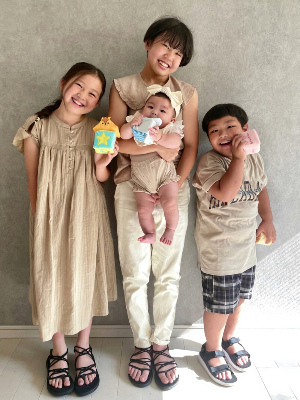 「カジュアルコーデ、プチプラ、Tシャツ、Branshes、赤ちゃん、ビッグカラー、ホワイトパンツ、サンダル、ロングワンピース、休日スタイル」｜「BRANSHESの袖フリル半袖ワンピース（ワンピース、ベージュ系）」を使った、kii_memeさん（キッズ・130cm）の夏コーディネートの1枚目の写真