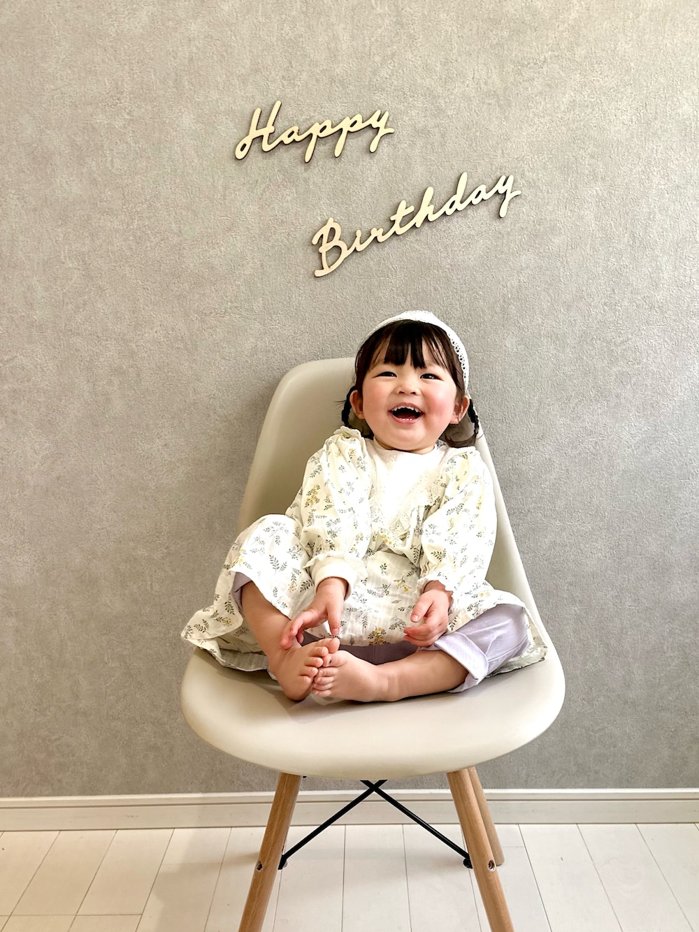「春コーデ、休日スタイル、ワンピース、花柄、春色、ヘアバンド、ラベンダー、シンプルコーデ、apres les cours、Branshes、カラーパンツ、淡色コーデ、パステル映える春」｜「apres les coursの【フォーマル対応】レースカチューシャ＿アプレレクールマシェリ（その他ヘアアクセサリー、ホワイト系）」を使った、kii_memeさん（キッズ・145cm）の春コーディネートの1枚目の写真