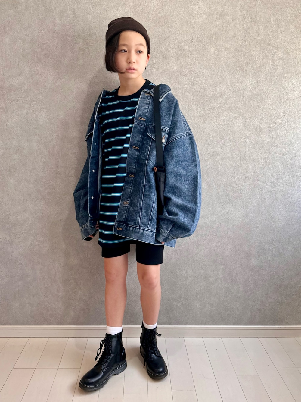 ブルー系のデニムジャケット、ブラック系のTシャツ/カットソー、ブラック系のその他パンツを着用したキッズの秋コーディネートの1枚目の写真