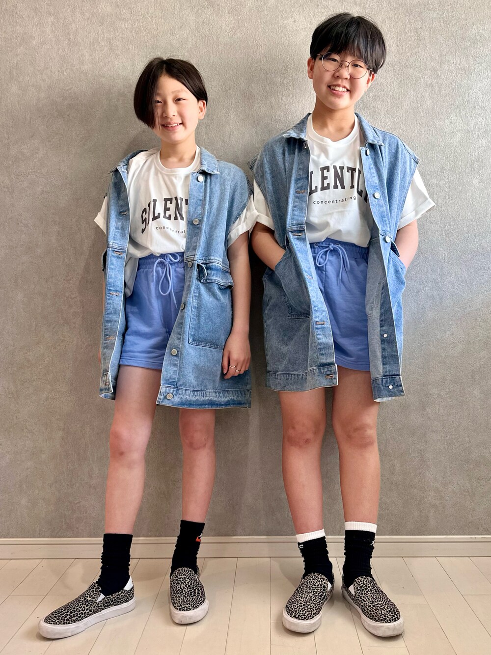 「春コーデ、デニム、ベスト、スウェット、スニーカー、シンプルコーデ、ストリート、ロゴT、スポーツミックス、タックイン、春色、スリッポン、いまどきジャケット写真、カラーパンツ」｜「Javaの《JaVa ジャバコラボ》即、サマに。綿100％ヴィンテージ加工デニムベスト（デニムジャケット、ブルー系）」を使った、kii_memeさん（キッズ・145cm）の春コーディネートの1枚目の写真