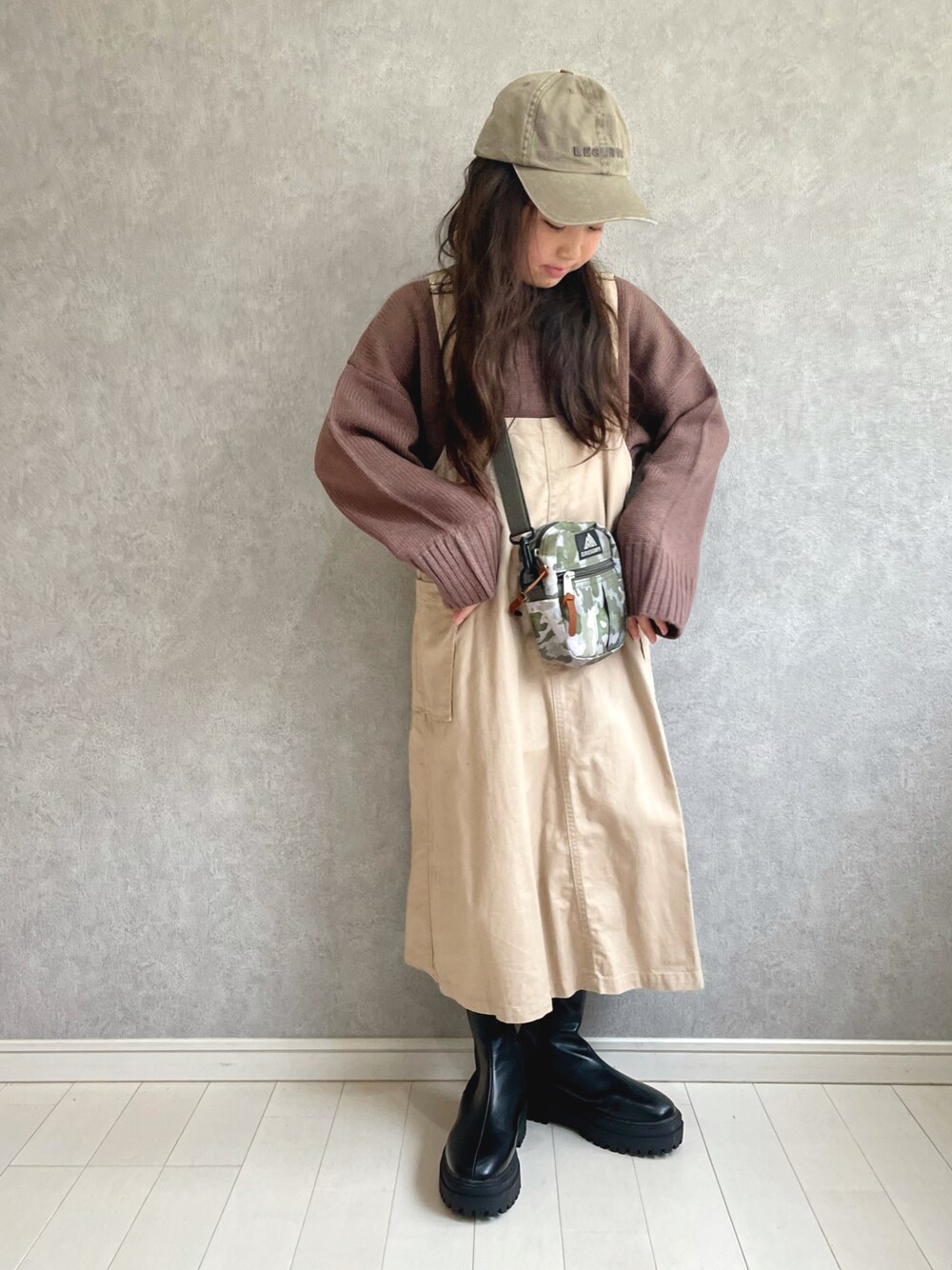 「だから秋服が好き、カーキ、休日コーデ、キッズファッション、ブーツ、キャップ、ニット、ボリューム袖、ジャンパースカート、ベージュ、ブラウン、サイドゴアブーツ、ポシェット、ショルダーバッグ」｜「LEGURUS STANDARDのヴィンテージツイルCAP（キャップ、グレー系）」を使った、kii_memeさん（キッズ・130cm）の秋コーディネートの1枚目の写真