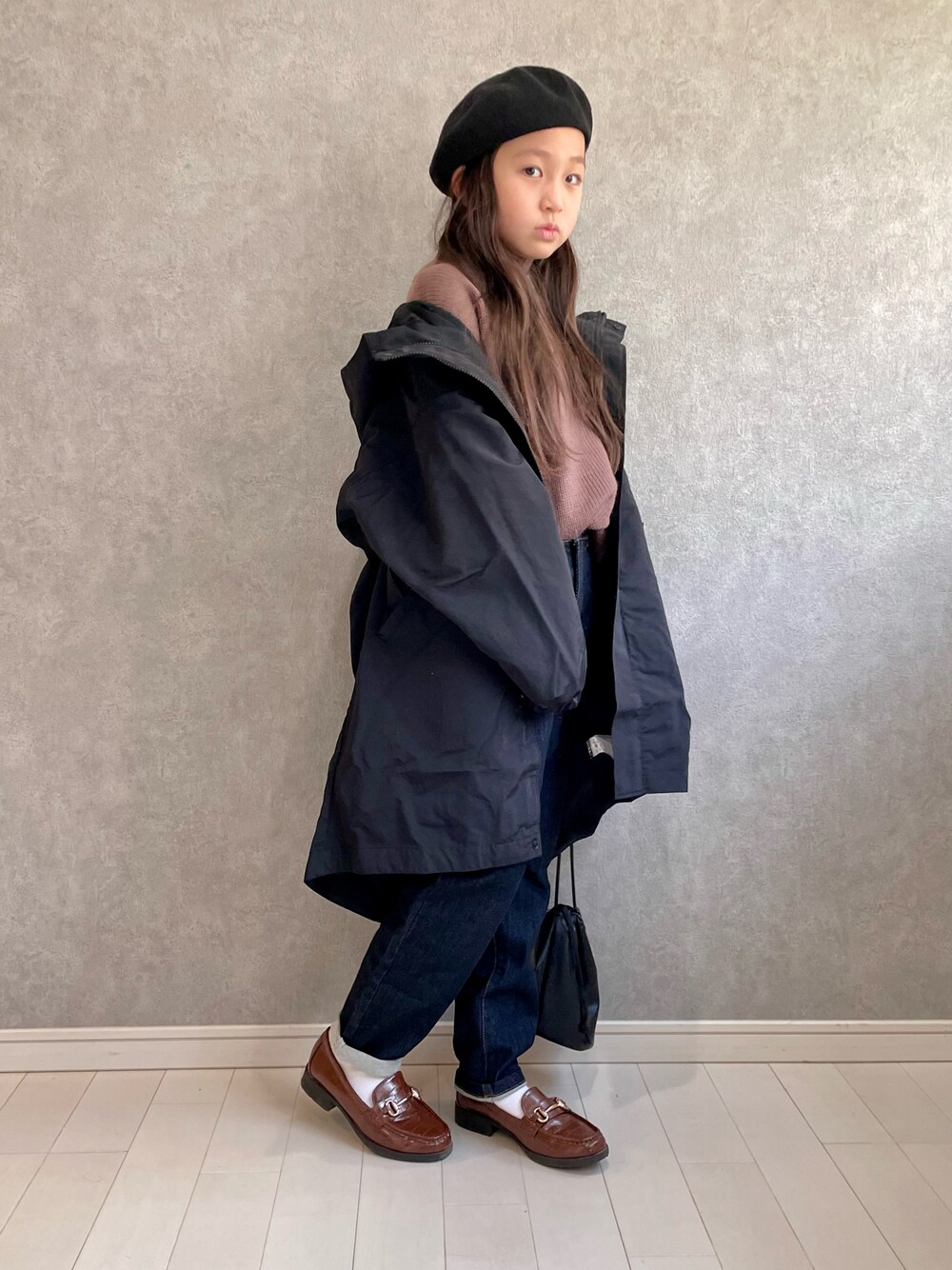 「シンプルコーデ、カジュアルコーデ、クリスマスに着たい服、マイベストコーデ2021、ローファー、デニム、きれいめカジュアル、巾着バッグ、ベレー帽、ハイネック、ニット、モノトーン、ブラウン、冬コーデ、ビッグシルエット」｜「MAKE YOUR DAYのバックスリットハイネックセーター■150.160cm（ニット/セーター、ブラウン系）」を使った、kii_memeさん（キッズ・130cm）の冬コーディネートの1枚目の写真