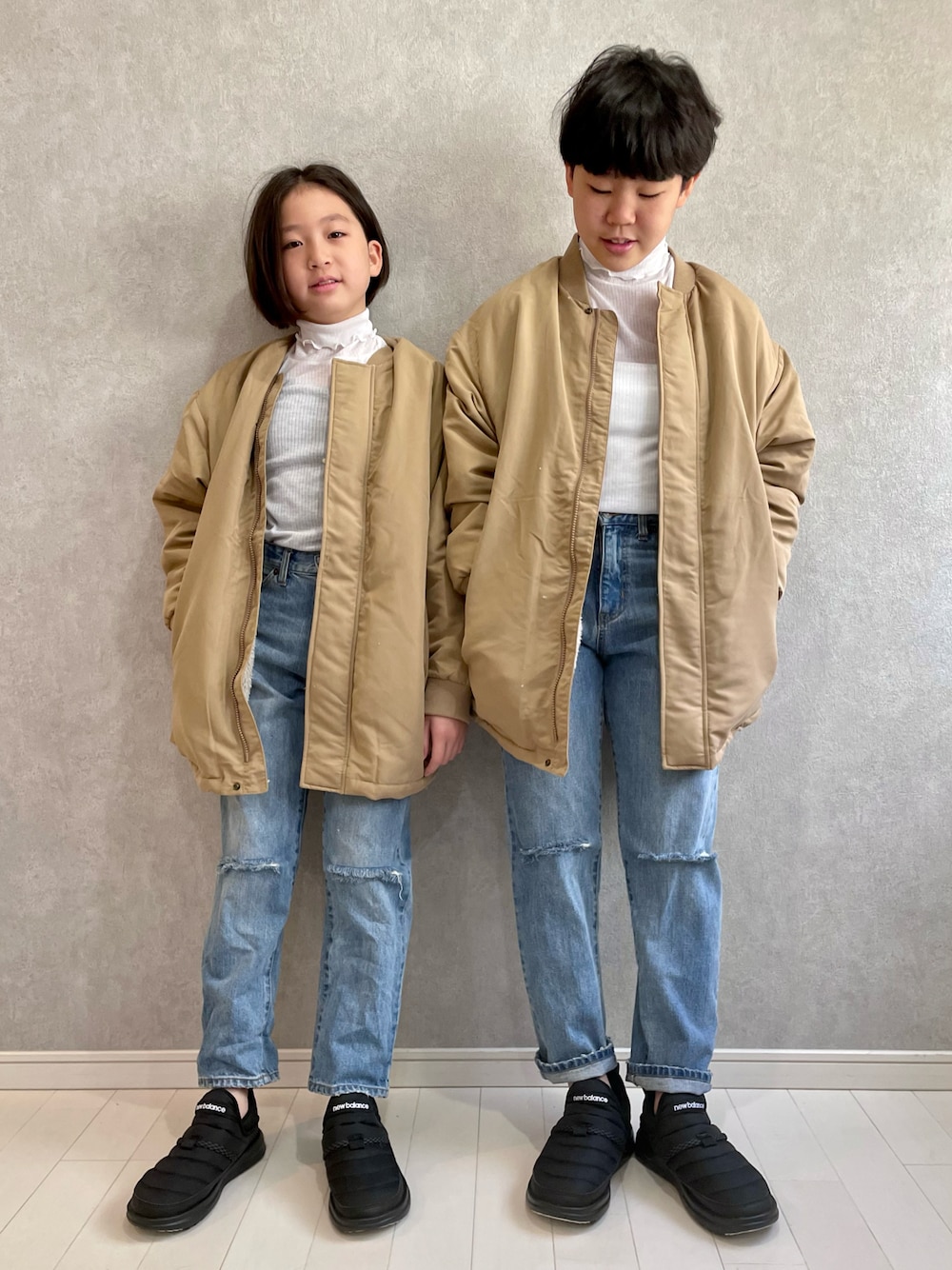 「秋コーデ、シンプルコーデ、秋冬コーデ、小学生、デニムパンツ、Branshes、プチプラ、ビッグシルエット、スリッポン、カジュアルコーデ、休日スタイル、ブルゾン」｜「GLOBAL WORKのシアーメローインナー/AND YUA ANY/150898（その他トップス、ホワイト系）」を使った、kii_memeさん（キッズ・140cm）の秋コーディネートの1枚目の写真