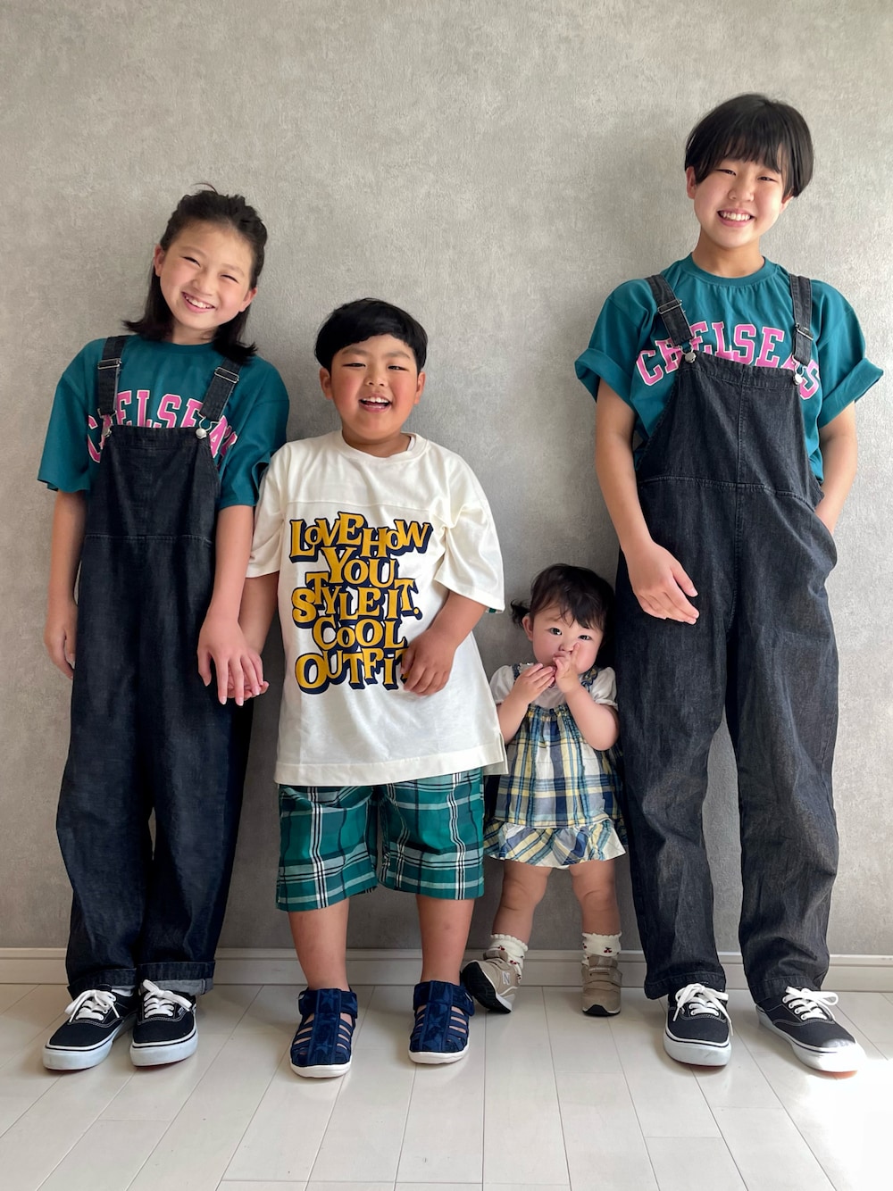 「春夏コーデ、休日スタイル、夏コーデ、プチプラ、チェック、グリーン、Branshes、サロペット、ロゴT、サンダル、ビッグシルエット、カジュアルコーデ、カラー×コーデ、白Tシャツ、アウトドアスタイル」｜「BRANSHESの【カレッジロゴ】チェルシーズ半袖Tシャツ（Tシャツ/カットソー、グリーン系）」を使った、kii_memeさん（キッズ・139cm）の春コーディネートの1枚目の写真