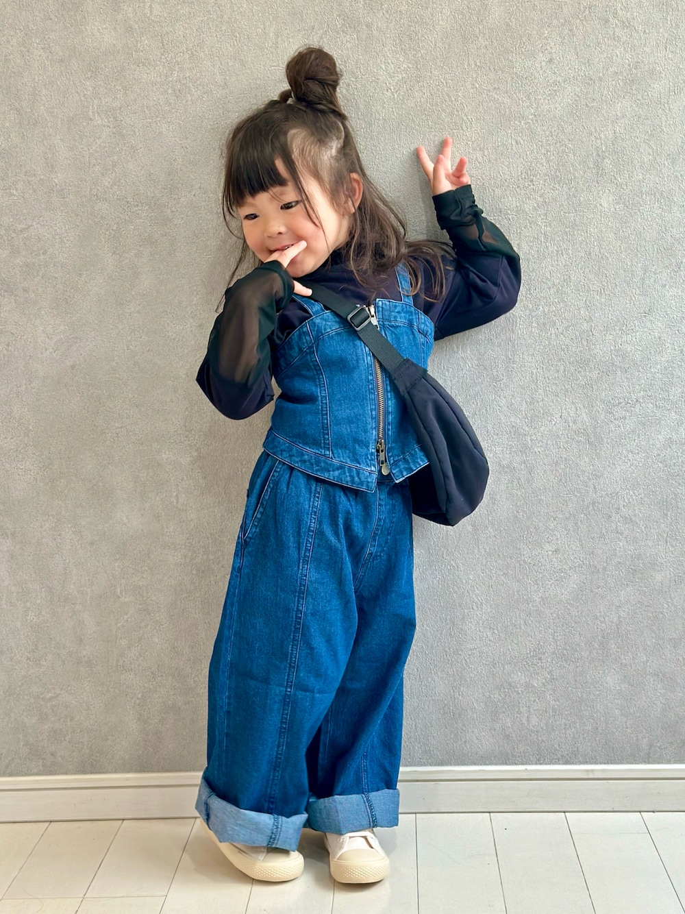 「シンプル、デニム、セットアップ、ビスチェ、ロンT、シースルー、ハイネック、お出かけコーデ、休日スタイル、春夏コーデ、春コーデ、Branshes、スニーカー、ショルダーバッグ」｜「EDWINの【Ou? by EDWIN】シャーリングTシャツ（Tシャツ/カットソー、ブラック系）」を使った、kii_memeさん（キッズ・151cm）の春コーディネートの1枚目の写真