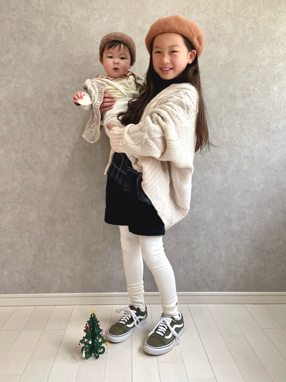「クリスマスに着たい服、休日スタイル、チェック柄に恋してる、ホワイトコーデ、カーディガン、ベレー帽、マイベストコーデ2021、三姉妹コーデ、リンクコーデ、赤ちゃん、シンプルコーデ、コーデュロイパンツ、冬コーデ、ビッグシルエット」｜「BRANSHESのウールベレー帽（ハンチング/ベレー帽、ブラウン系）」を使った、kii_memeさん（キッズ・130cm）の冬コーディネートの1枚目の写真