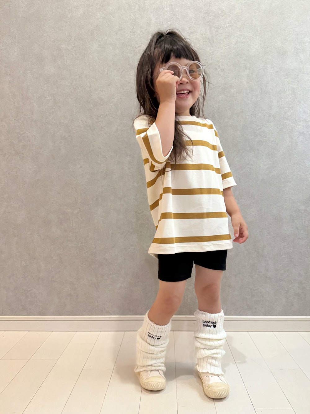 「夏服、ボーダー、ビッグシルエット、ルーズソックス、春夏コーデ、キッズファッション、シンプルコーデ、ハーフパンツ、UNIQLO」｜「UNIQLOのアイテム（Tシャツ/カットソー、ブラウン系）」を使った、kii_memeさん（キッズ・90cm）の春コーディネートの1枚目の写真