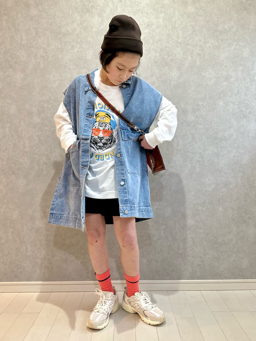 「休日スタイル、ほめられ本命コーデ、カジュアル、春コーデ、ベスト、ニット帽、カラーソックス、New Balance、スニーカー、ビッグシルエット、NIKE、ショルダーバッグ、ショートパンツ、春カラー、デニム」｜「Carhartt WIPのCarhartt WIP/カーハート ダブリューアイピー ビーニー STRATUS HAT LOW I025741（ニットキャップ/ビーニー、ブラウン系）」を使った、kii_memeさん（キッズ・145cm）の冬コーディネートの1枚目の写真