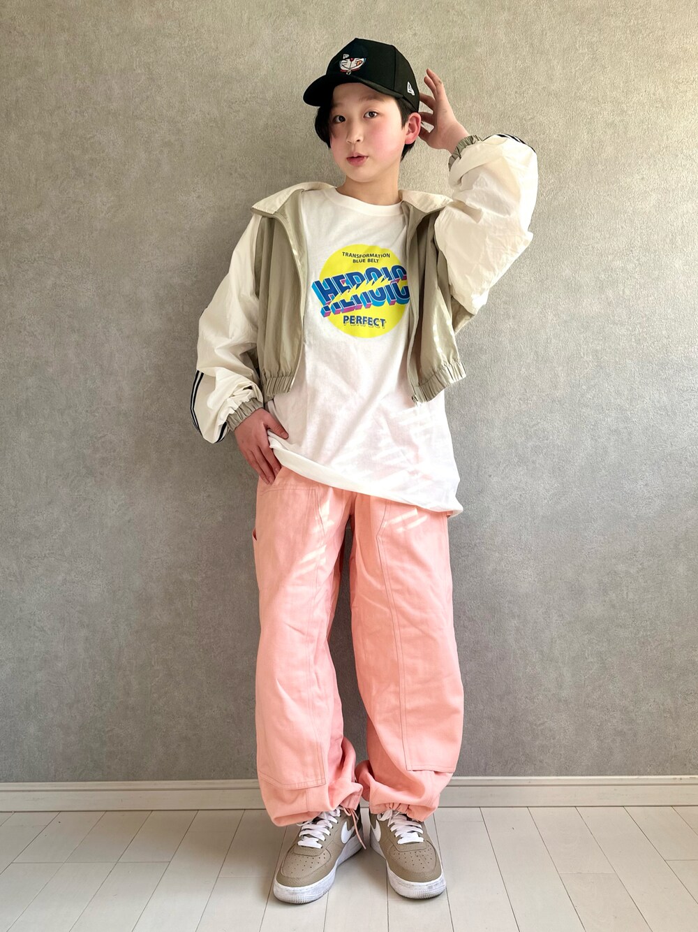 ピンク系のその他パンツ、ホワイト系のナイロンジャケット、その他のTシャツ/カットソーを着用したキッズの春コーディネートの1枚目の写真