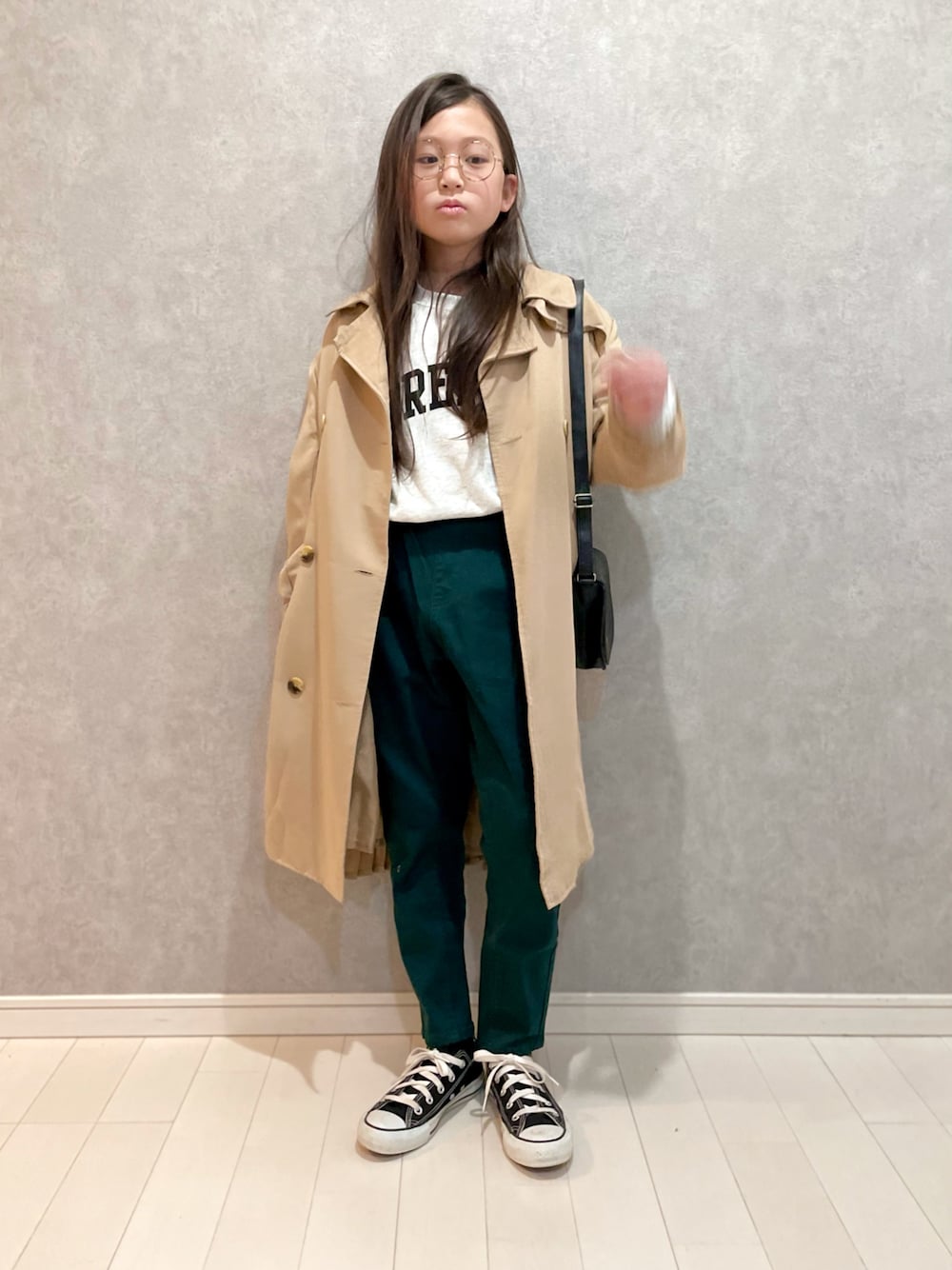 「カジュアル、グリーン、トレンチコート、ショルダーバッグ、めがね、冬コーデ、コーデュロイパンツ、スニーカーコーデ、休日スタイル、ロゴスウェット、プチプラ、ポシェット、秋コーデ、Branshes」｜「ikkaの【キッズ】バックプリーツトレンチコート（120~160cm）（トレンチコート、ベージュ系）」を使った、kii_memeさん（キッズ・130cm）の秋コーディネートの1枚目の写真