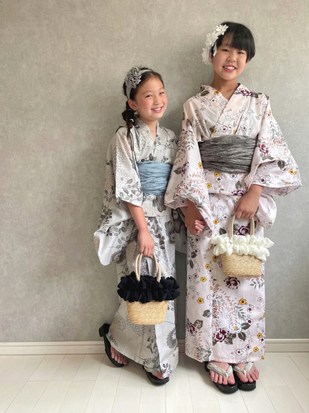 「COOLなこのコが仲間入り、夏コーデ、姉妹コーデ、和装、浴衣、くすみカラー、ヘアバンド、かごバッグ、休日スタイル、夏の和物語」｜「utataneのキッズ浴衣3点セット（浴衣、グレー系）」を使った、kii_memeさん（キッズ・130cm）の夏コーディネートの1枚目の写真