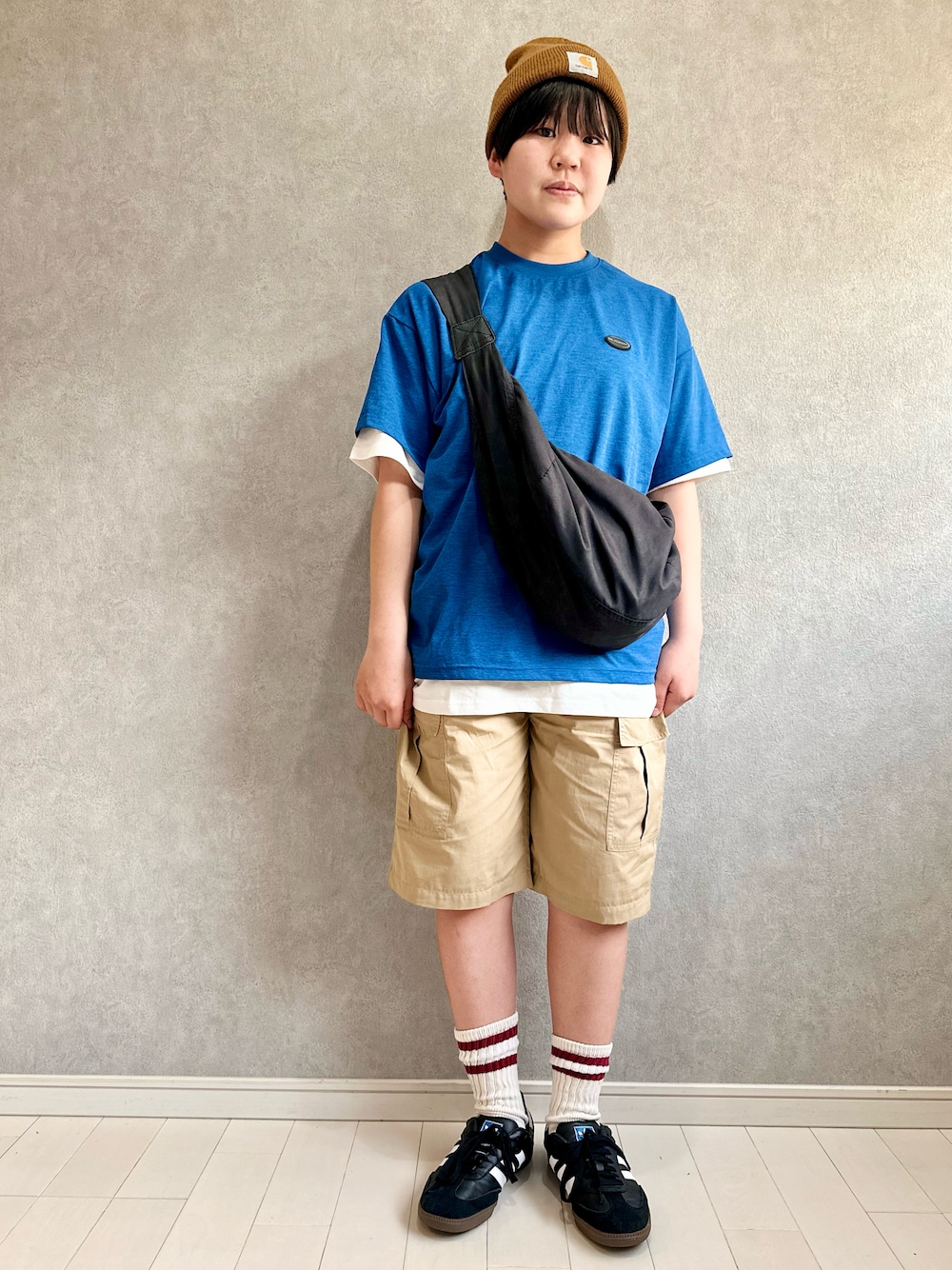 ブルー系のTシャツ/カットソー、ベージュ系のその他パンツ、ブラック系のスニーカーを着用したキッズの春コーディネートの1枚目の写真