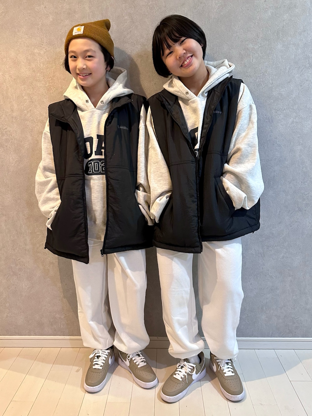 「ファッションを楽しもう、お出かけコーデ、休日スタイル、シンプルコーデ、レイヤードスタイル、ベスト、スニーカー、ストリート、あったかコーデ、冬コーデ、プチプラ、ビッグシルエット、ニット帽、スウェット、マイベストコーデ2023」｜「apres jour mignonのロゴフーディー【ZOZOTOWN限定アイテム】（パーカー、ベージュ系）」を使った、kii_memeさん（キッズ・151cm）の秋コーディネートの1枚目の写真