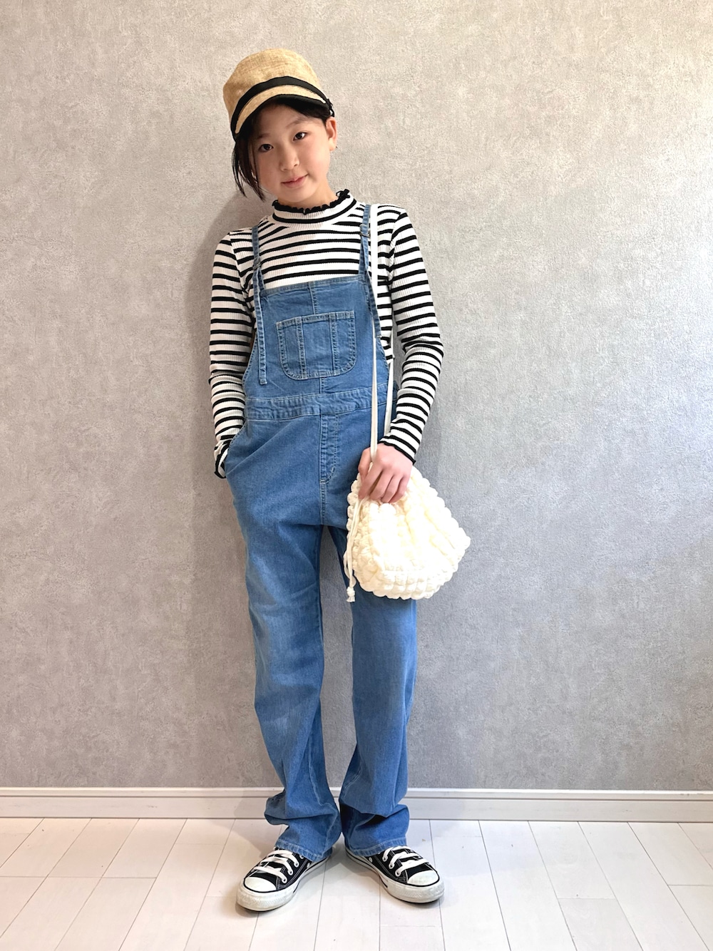 その他のTシャツ/カットソー、ブルー系のサロペット/オーバーオール、ホワイト系のショルダーバッグを着用したキッズの冬コーディネートの1枚目の写真