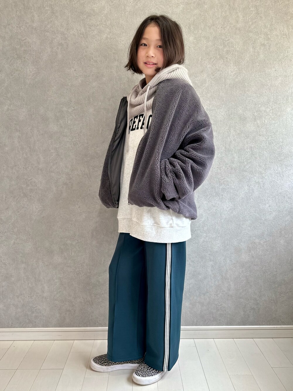「秋冬コーデ、ジャケット、ボアブルゾン、フード、バラクラバ、ストリート、スリッポン、グリーン、ラクチンコーデ、スウェット、ロゴスウェット、Branshes、ニット」｜「Re:EDITの[WINTER COLLECTION]ニットバラクラバ（ニットキャップ/ビーニー、グレー系）」を使った、kii_memeさん（キッズ・140cm）の秋コーディネートの1枚目の写真