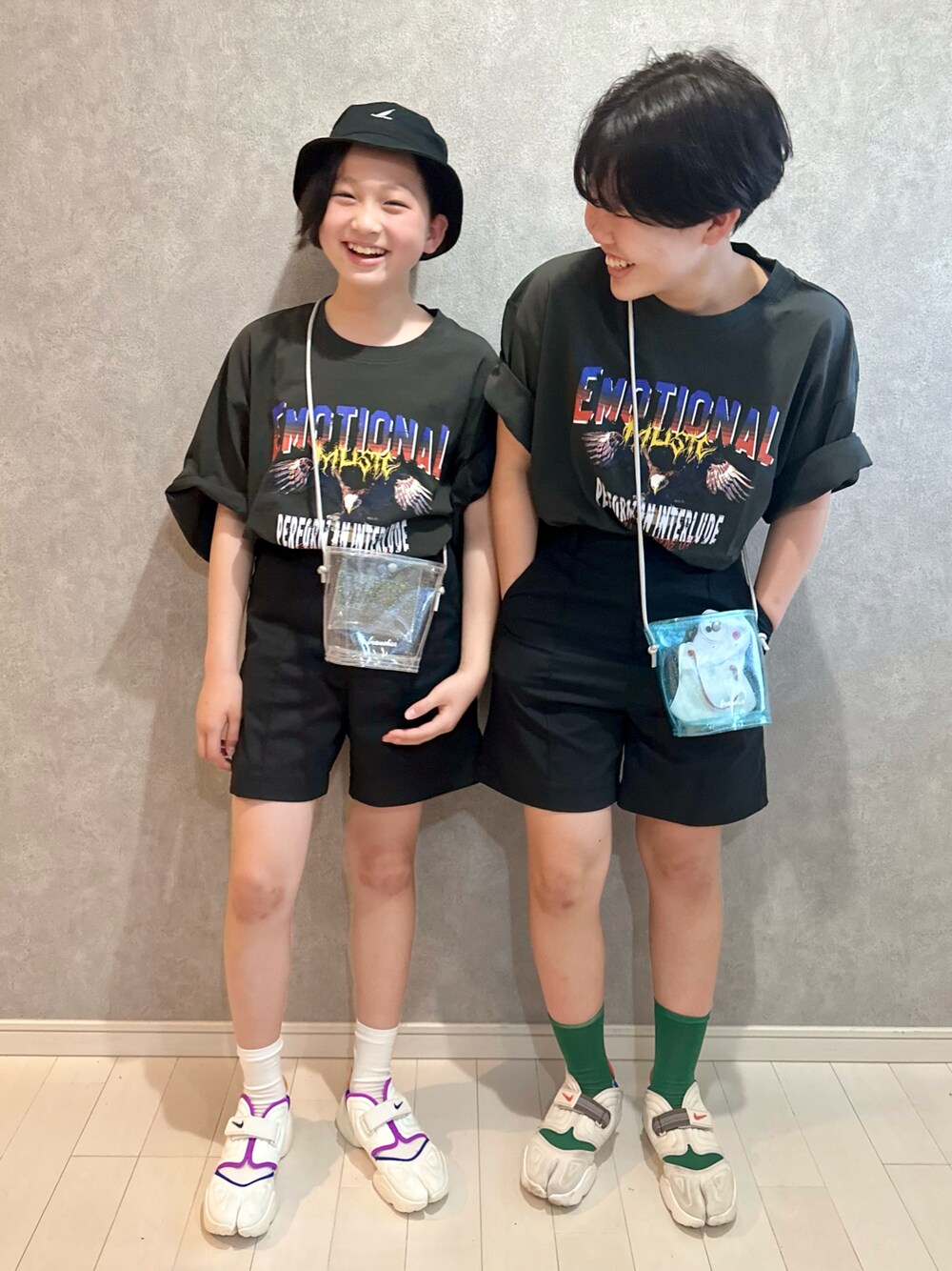 グレー系のTシャツ/カットソー、ブラック系のスラックス、ブラック系のスラックスを着用したキッズの春コーディネートの1枚目の写真