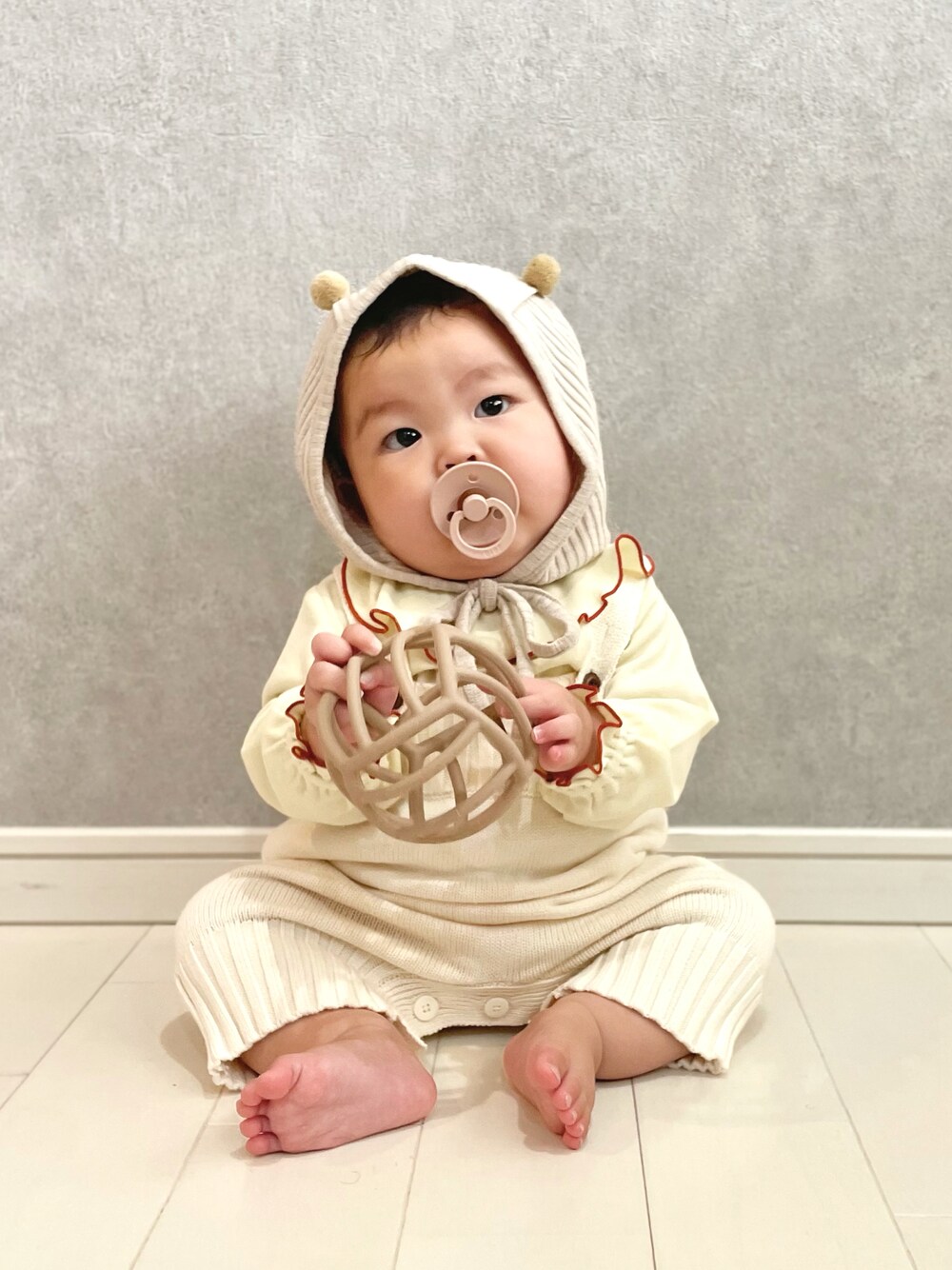 「サロペット、ロンパース、オールホワイト、ニットパンツ、赤ちゃん、ホワイトコーデ、BREEZE、秋コーデ、Branshes、ビッグカラー、6ヶ月、ボリューム袖」｜「apres les coursのリブボンネット（その他ベビー用品、ホワイト系）」を使った、kii_memeさん（キッズ・130cm）の秋コーディネートの1枚目の写真