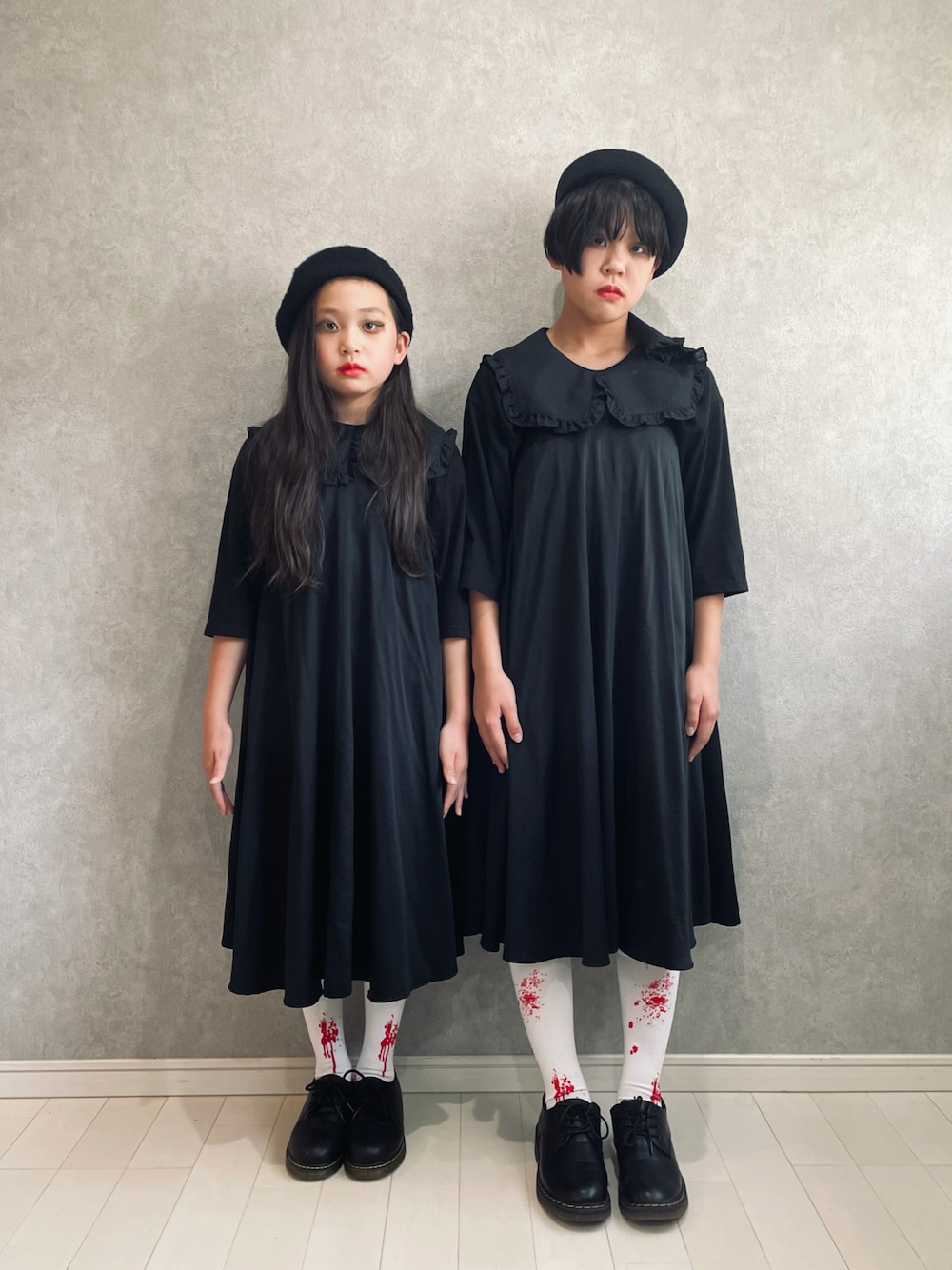 「wearhalloween2021、ハロウィン、ハロウィンコーデ、オールブラック、仮装、秋服、ブラックコーデ、ワンピース、ビッグカラー、姉妹コーデ」｜「BRANSHESの【WEB限定】サテンジャンパースカート（ジャンパースカート、ブラック系）」を使った、kii_memeさん（キッズ・130cm）の秋コーディネートの1枚目の写真