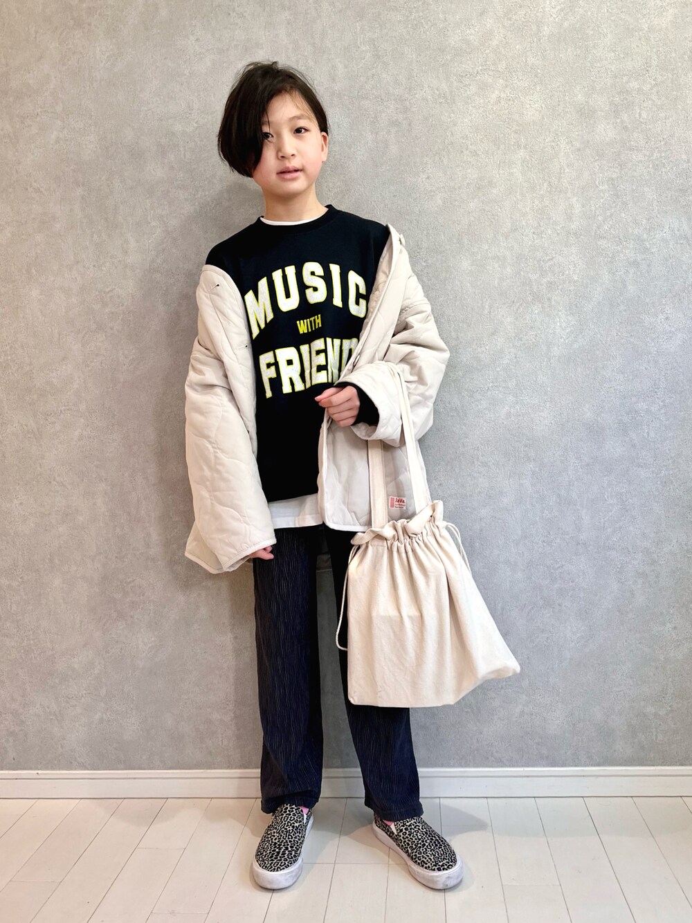 「ワイドパンツ、休日スタイル、キルティングジャケット、シンプルコーデ、パンツスタイル、スニーカー、カジュアルコーデ、レイヤードスタイル、ロゴスウェット、冬コーデ、春コーデ、ビッグシルエット、私の推しブランド、Branshes、マイベストコーデ2022」｜「BRANSHESのカレッジロゴトレーナー（スウェット、ブラック系）」を使った、kii_memeさん（キッズ・140cm）の冬コーディネートの1枚目の写真
