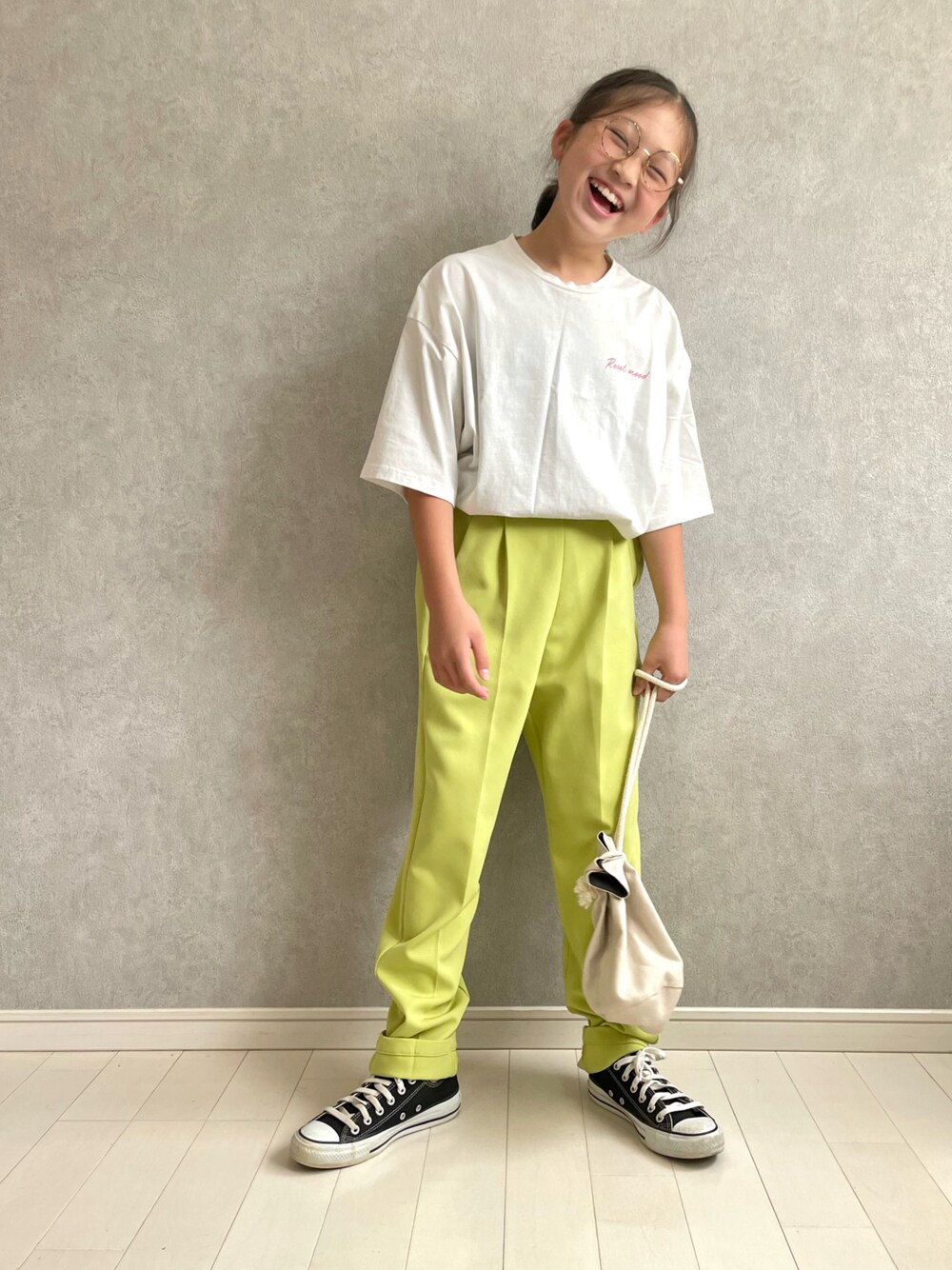 「夏コーデ、カラー×コーデ、カラーパンツ、白Tシャツ、コンバース、スニーカー、巾着バッグ、カジュアルコーデ、ビッグシルエット、ゆるコーデ、めがね、オーバーサイズ、ビタミンカラー、タックイン、ロゴT」｜「GLOBAL WORKの【AND YUA ANY】アソートロゴビッグＴ半袖/951019（Tシャツ/カットソー、ホワイト系）」を使った、kii_memeさん（キッズ・140cm）の春コーディネートの1枚目の写真