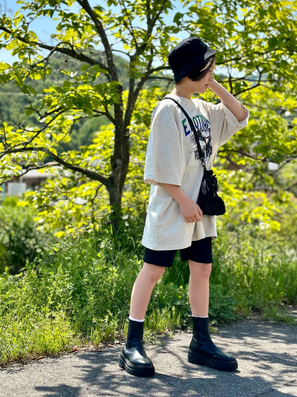 「休日スタイル、夏コーデ、オーバーサイズ、ハーフパンツ、バケットハット、ブーツ、モード、シンプルコーデ、ポシェット、お出かけコーデ日記、プリントT、春夏コーデ、プチプラ、ショートパンツ、ストリート」｜「kutirのイーグルデザインビッグTシャツ（Tシャツ/カットソー、ベージュ系）」を使った、kii_memeさん（キッズ・147cm）の春コーディネートの1枚目の写真