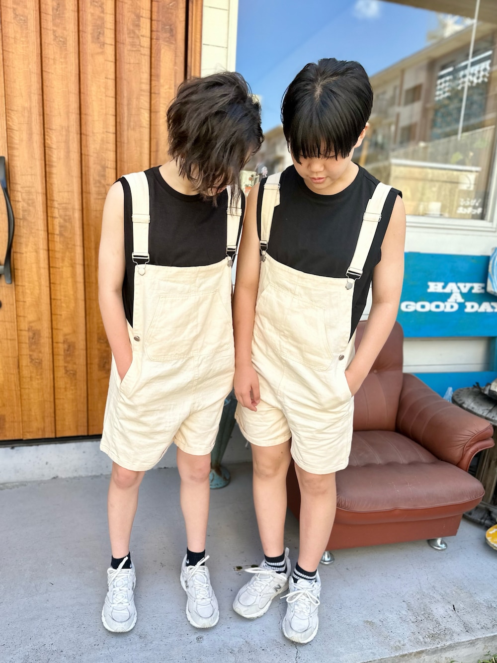 「夏コーデ、シンプルコーデ、サロペット、モノトーン、プチプラ、カジュアル、タンクトップ、オーバーサイズ、スニーカー、ハーフパンツ、休日スタイル、アツいコーデ全部見せ」｜「moment+の綿100％天竺.ショルダータックノースリーブtee（タンクトップ、ブラック系）」を使った、kii_memeさん（キッズ・147cm）の夏コーディネートの1枚目の写真